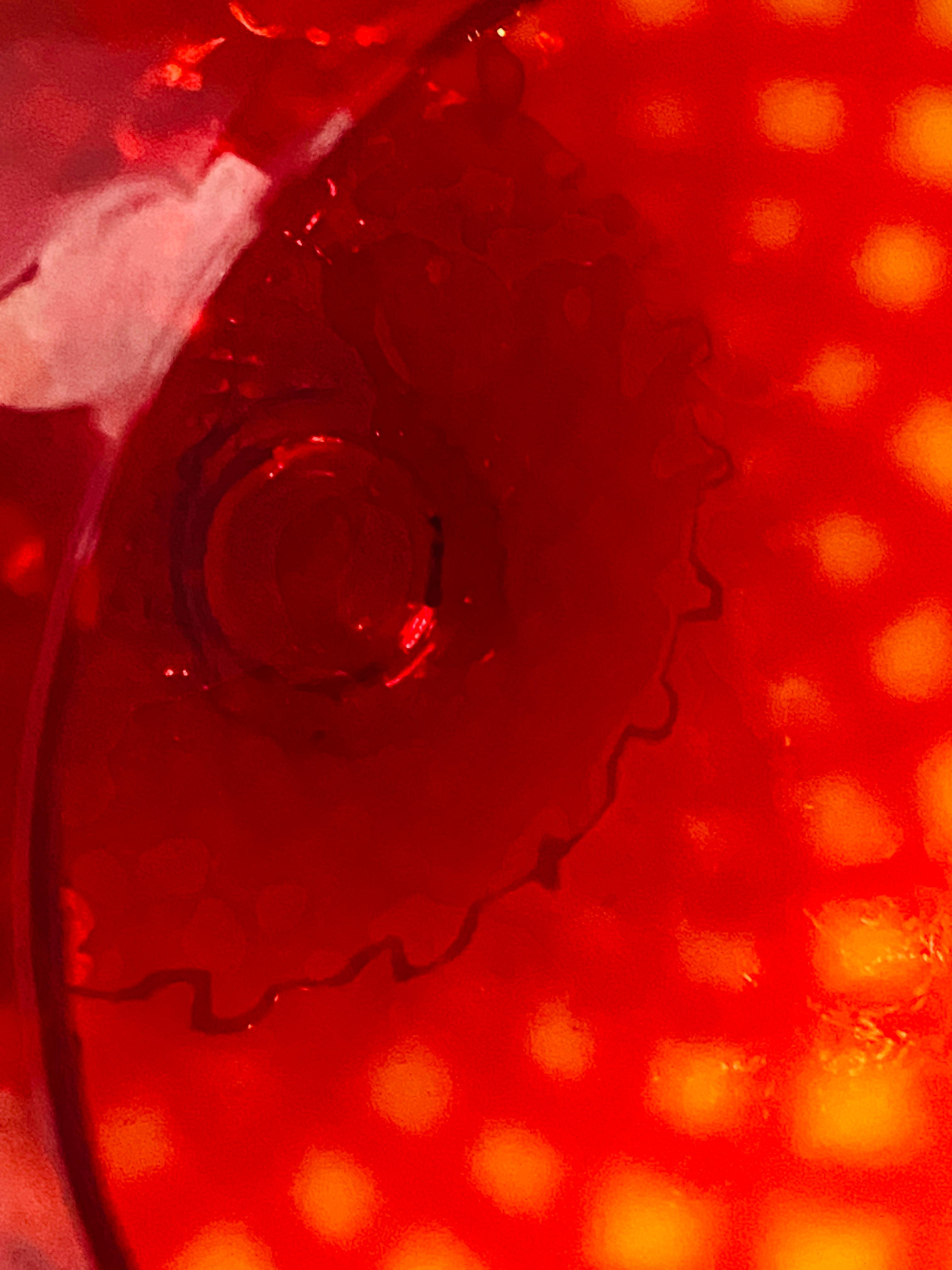 Mid-Century moderno Vaso in vetro di Empoli, Italia, 1960 in colore rosso con motivi a rilievo in vendita