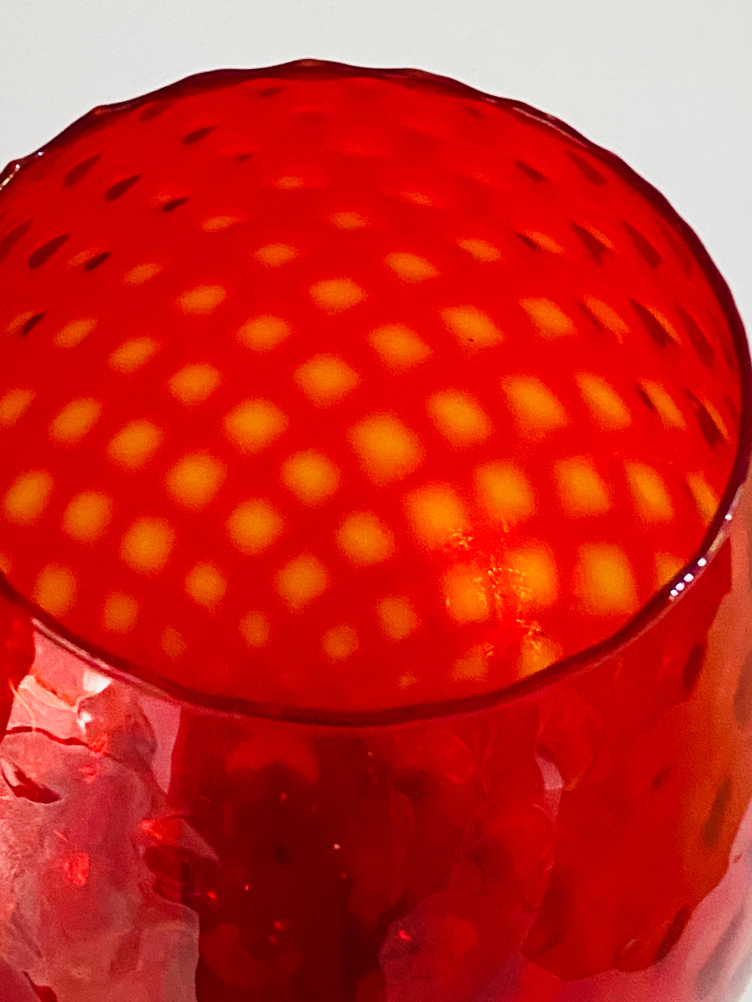 Vaso in vetro di Empoli, Italia, 1960 in colore rosso con motivi a rilievo In condizioni ottime in vendita a Auribeau sur Siagne, FR
