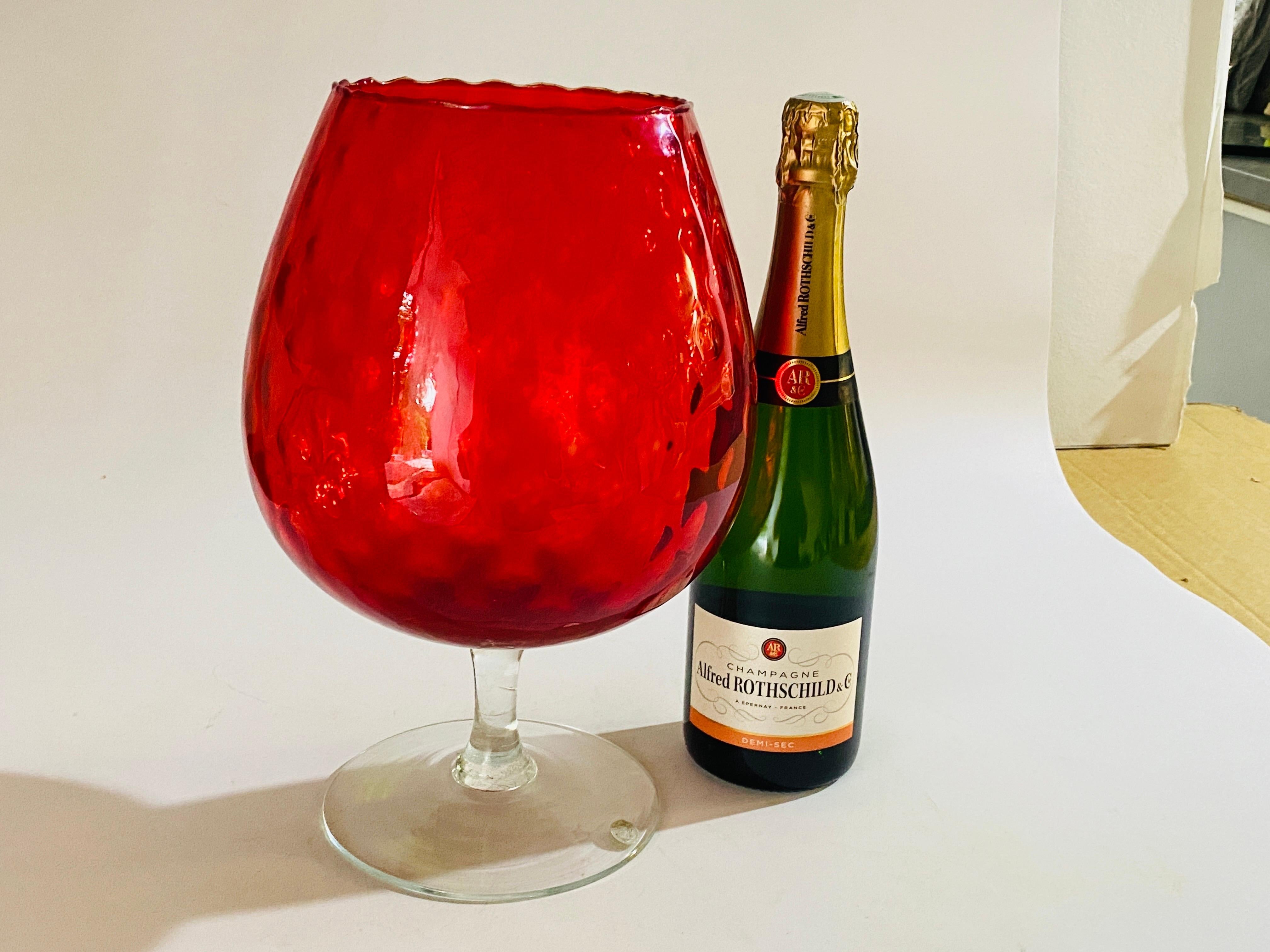 Vaso in vetro di Empoli, Italia, 1960 in colore rosso con motivi a rilievo in vendita 1