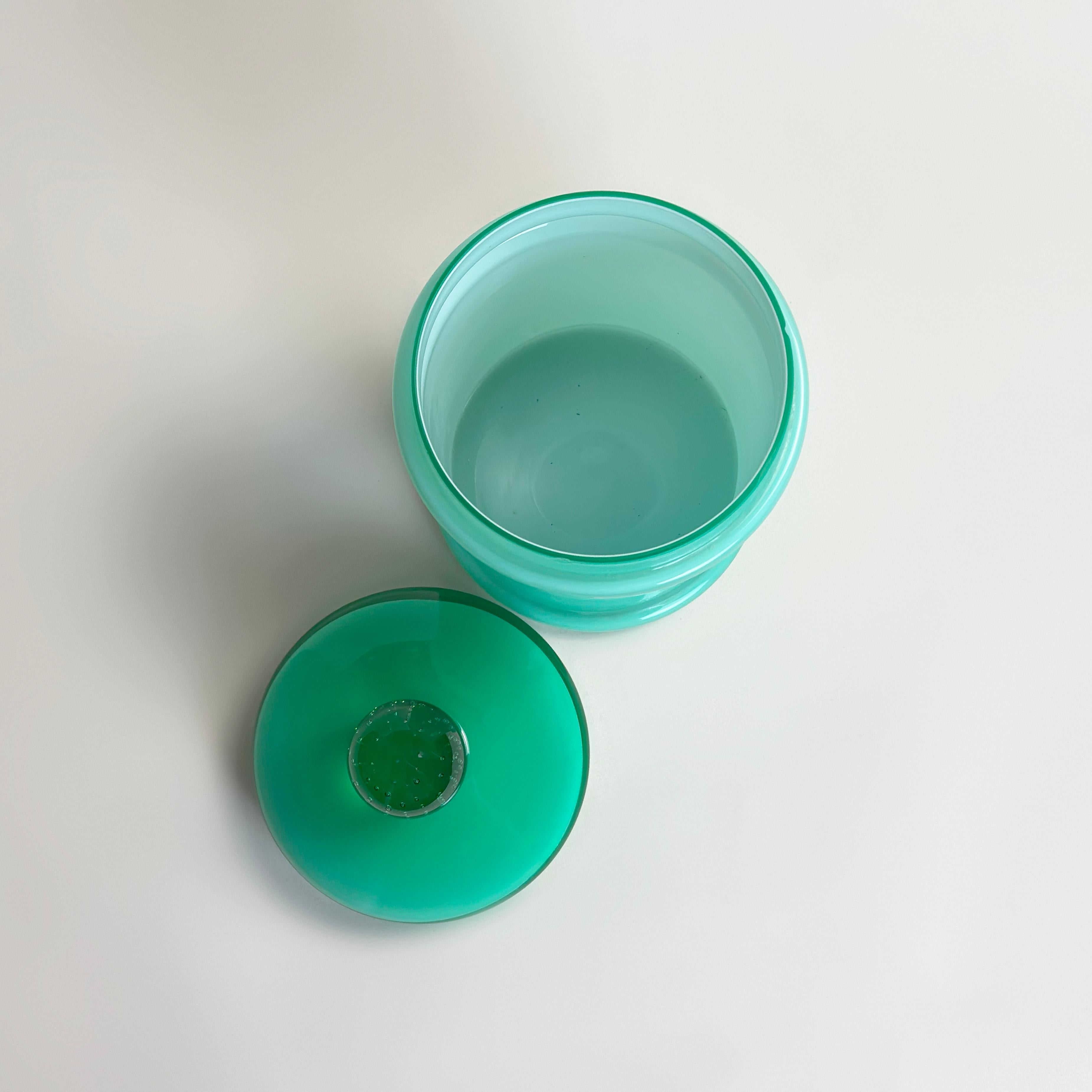 Fatto a mano Vaso da farmacia in vetro incamiciato verde Empoli di Carlo Moretti, Italia, circa anni '70 in vendita