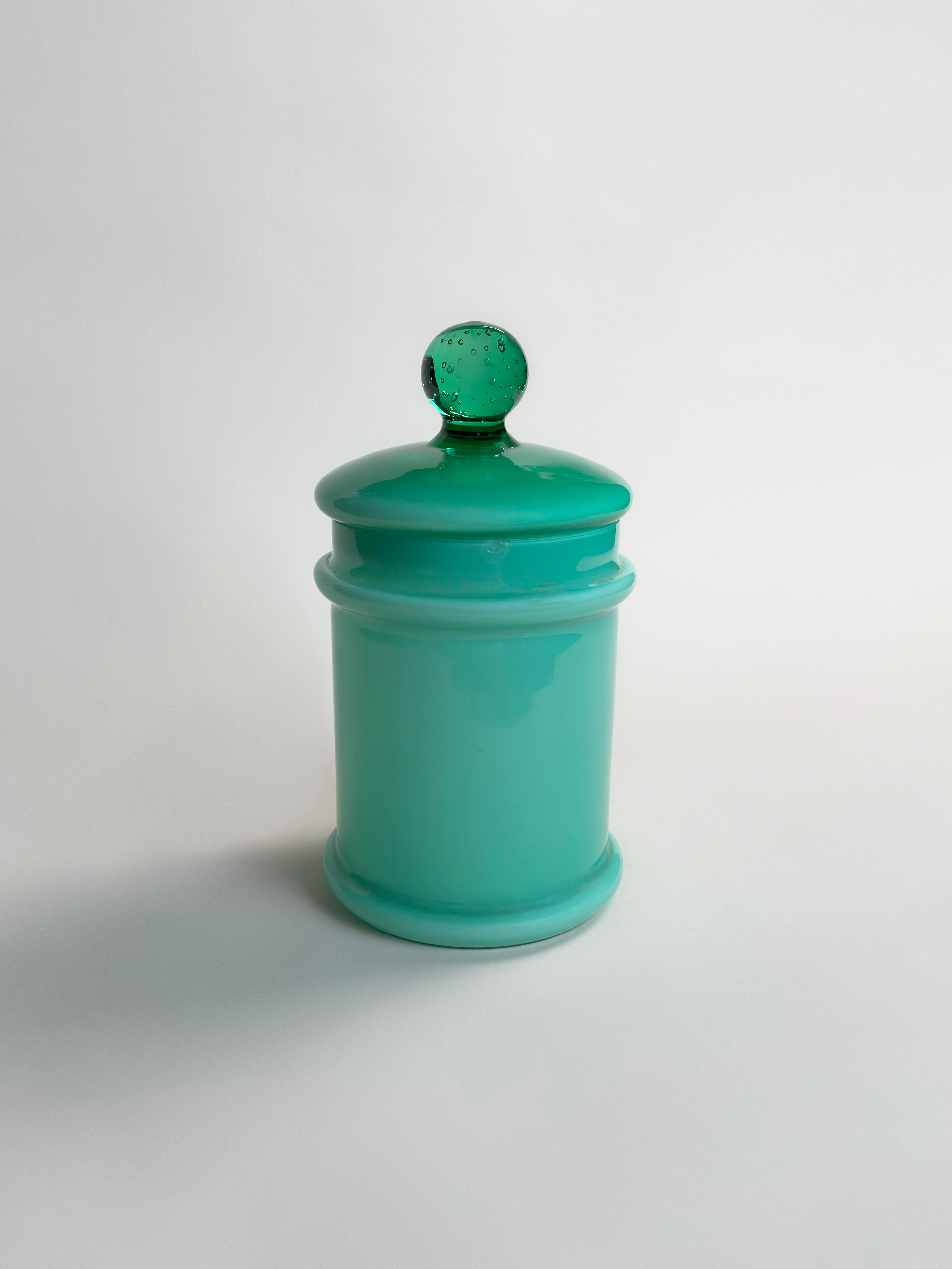 Vaso da farmacia in vetro incamiciato verde Empoli di Carlo Moretti, Italia, circa anni '70 In condizioni buone in vendita a Glasgow, GB