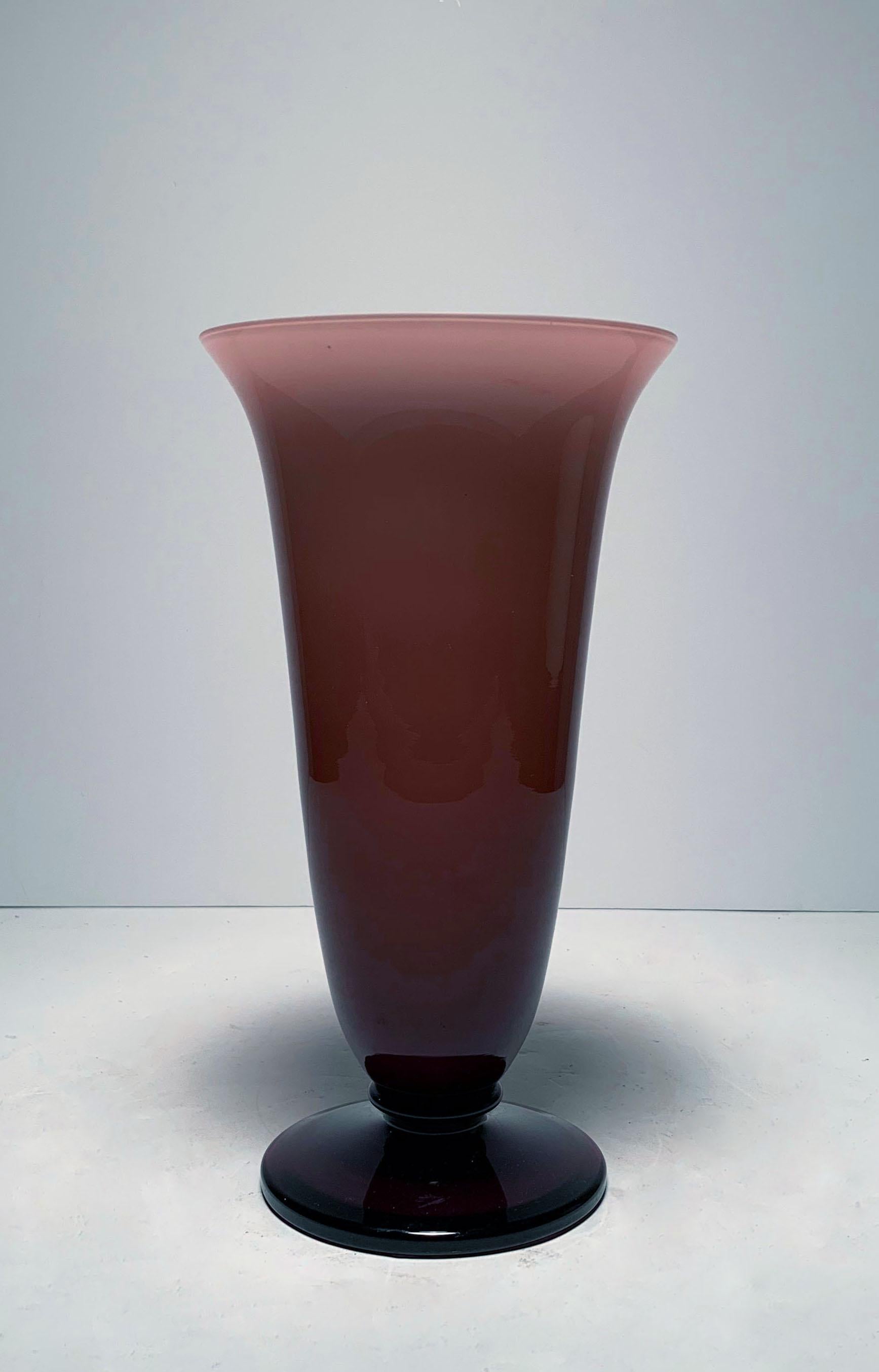 Empoli Italienische Vase aus Glas mit lila Trauben.

