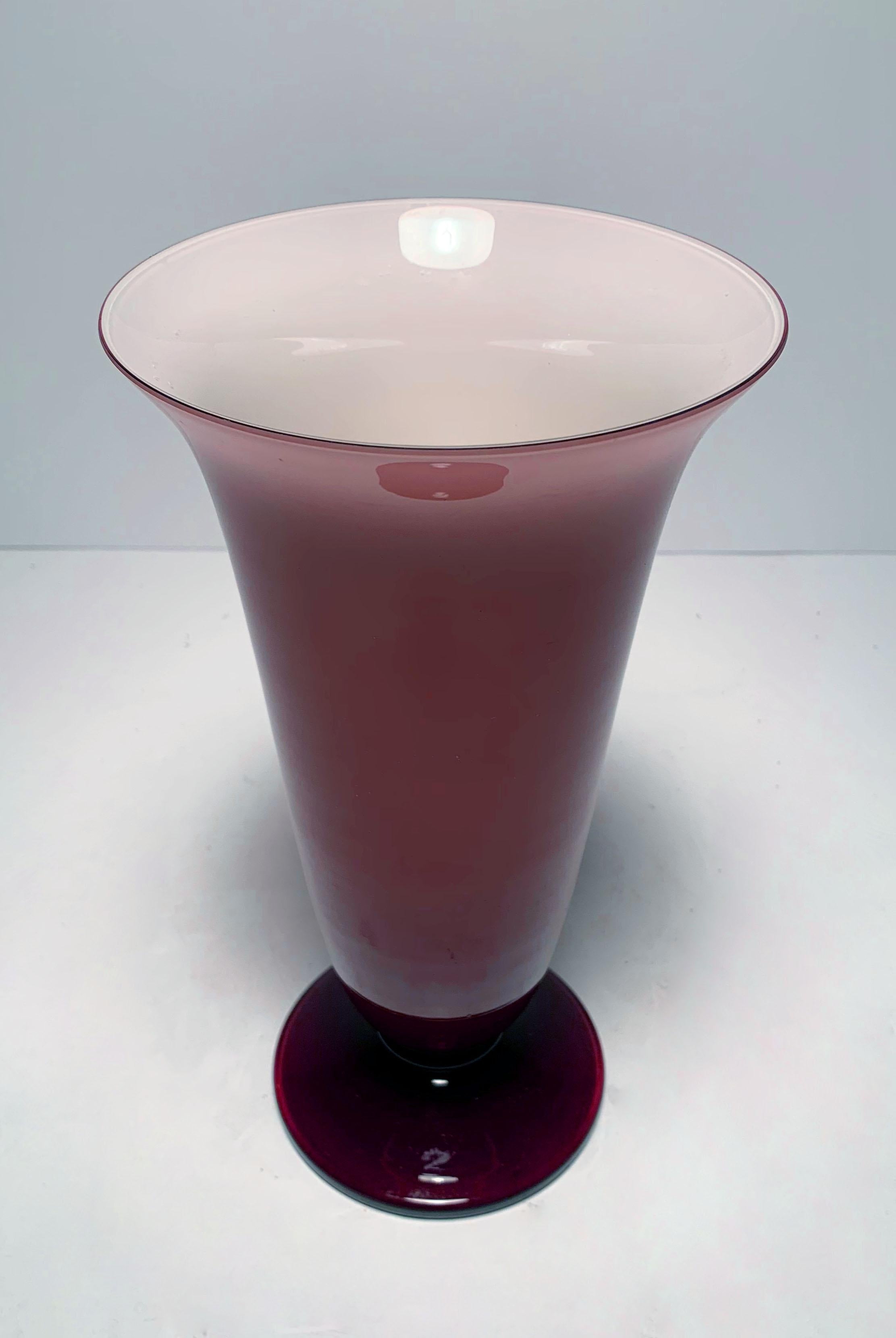 Mid-Century Modern Vase italien en verre pour raisins violet Empoli en vente