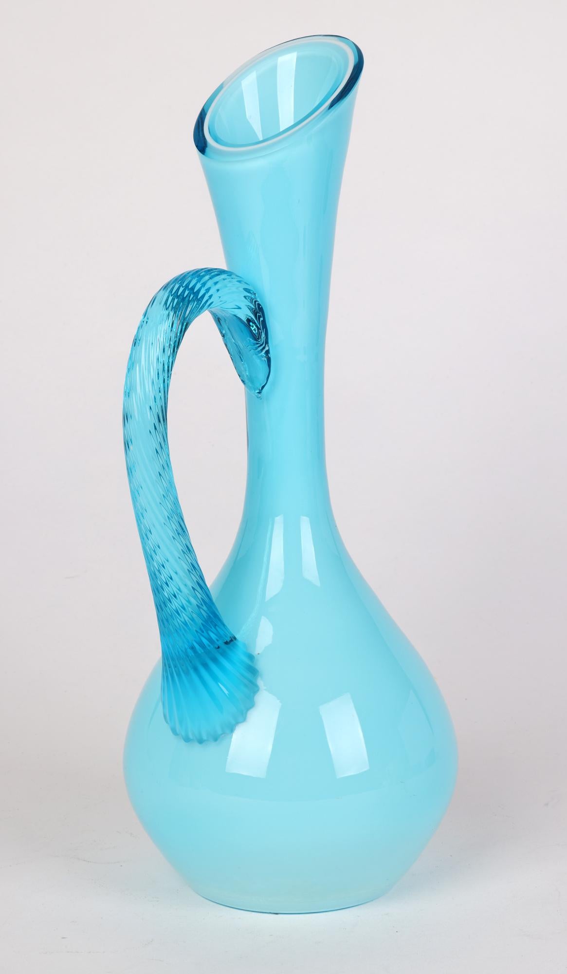 20ième siècle Pichet en verre turquoise empoli italien avec boîtier du milieu du siècle dernier   en vente