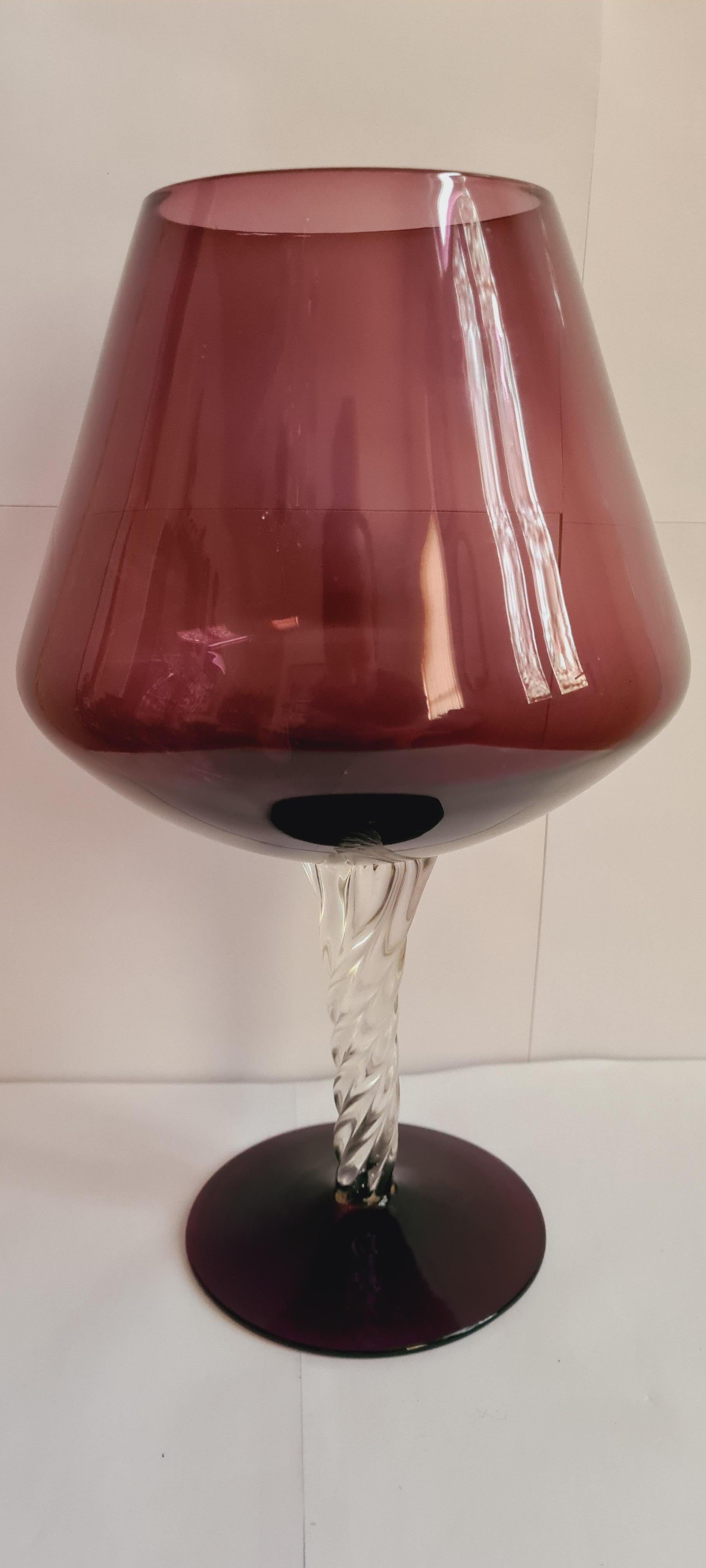 Bellissimi occhiali da vista Empoli in diverse misure e colori.
Sette bicchieri e un vaso. Il set di 7 bicchieri ha un'altezza di 30 cm, 24 cm, 21 cm, 20 cm e 18 cm, mentre il vaso rosso è alto 20 cm. In condizioni brillanti.