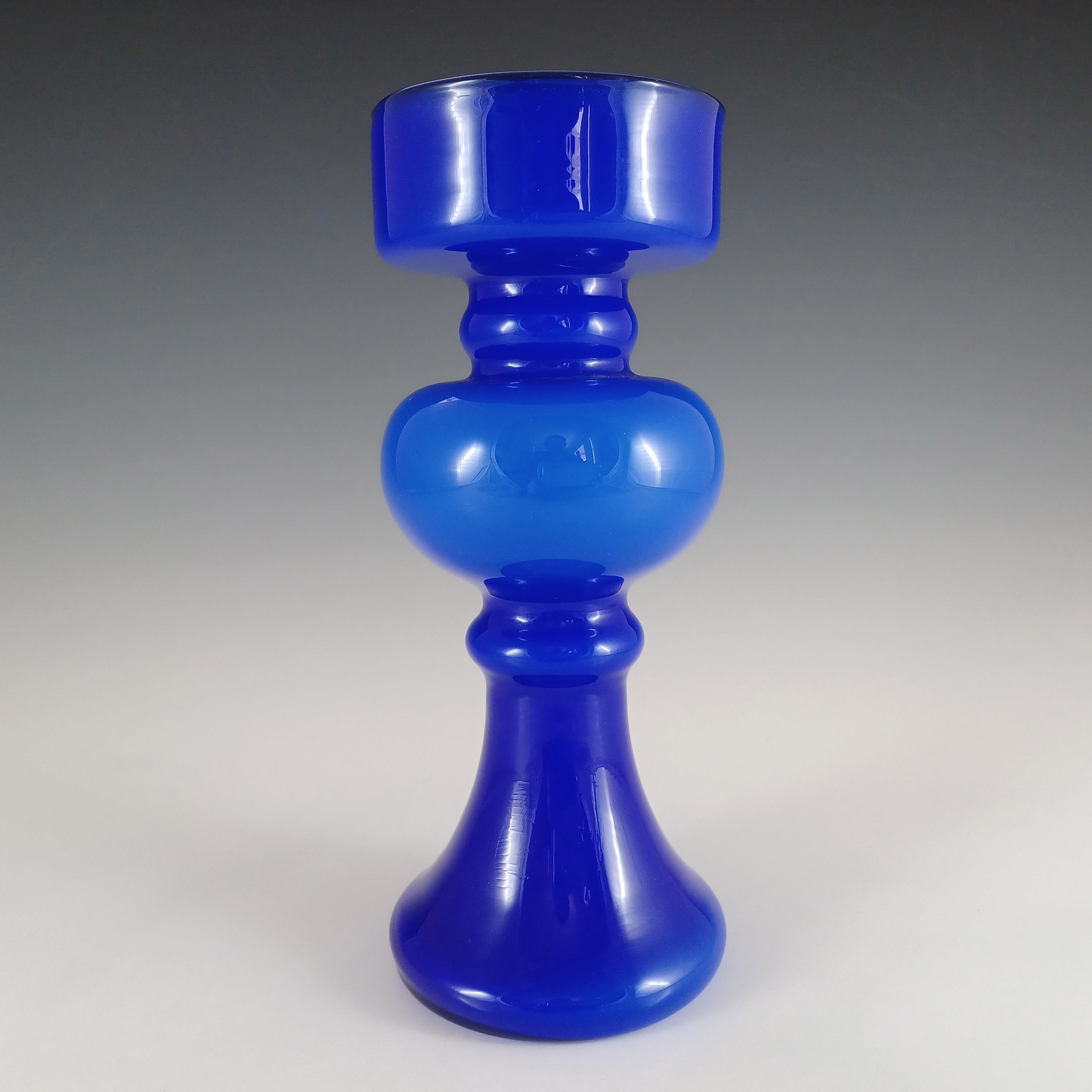 Un superbe vase de style scandinave en verre bleu avec un intérieur blanc. Probablement fabriqué dans la région italienne d'Empoli.

Taille
Mesure environ 8 pouces de haut et 3 pouces de diamètre au point le plus large.

Condit
Excellent état, sans