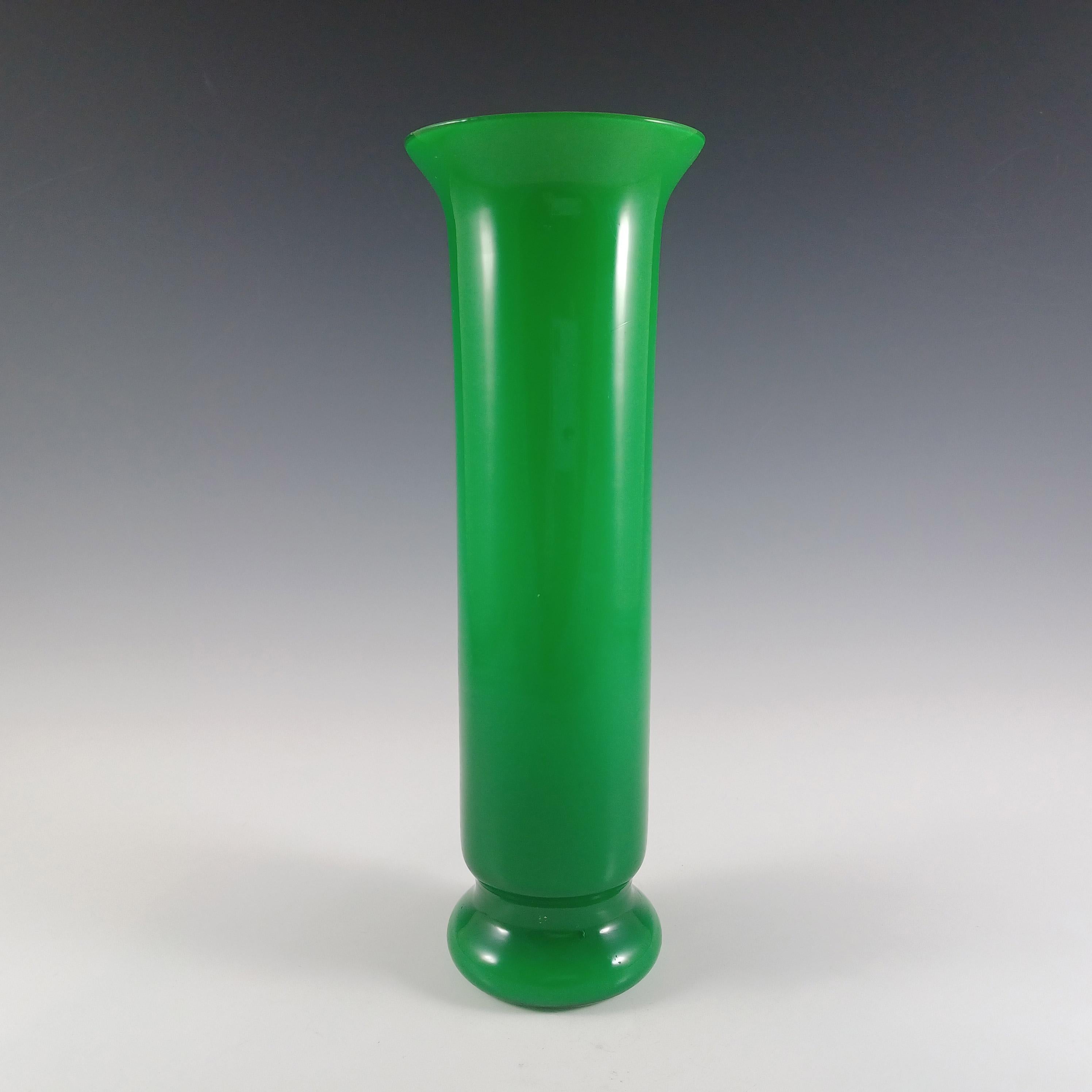 Impresionante jarrón de cristal verde de estilo escandinavo con revestimiento interior blanco opalino. Probablemente fabricado en la región italiana de Empoli.

Talla
Mide aproximadamente 10 pulgadas de alto por 3,5 pulgadas de diámetro en el punto