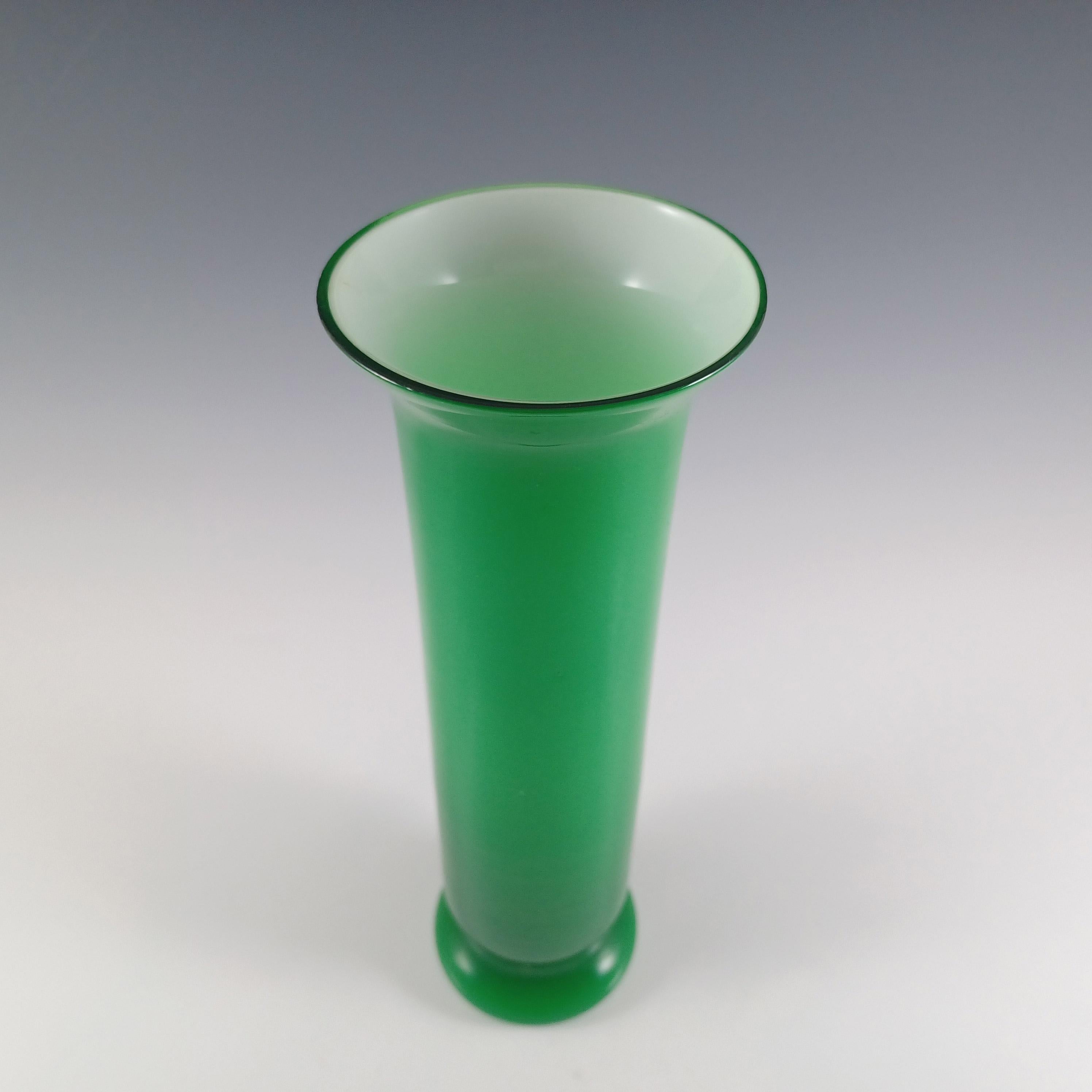 Empoli Jarrón de cristal retro opalino verde italiano vintage Italiano en venta