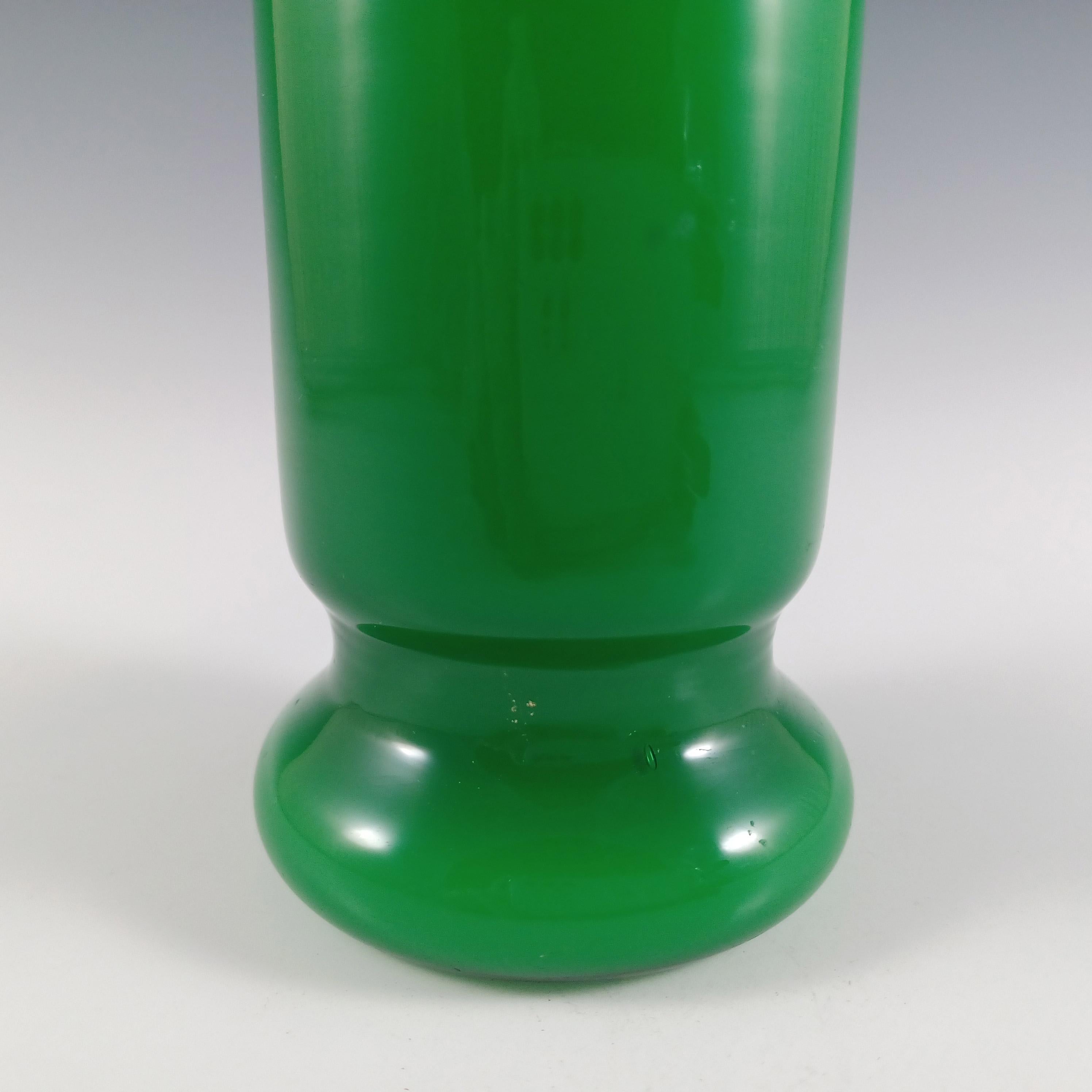 Empoli Jarrón de cristal retro opalino verde italiano vintage Hecho a mano en venta