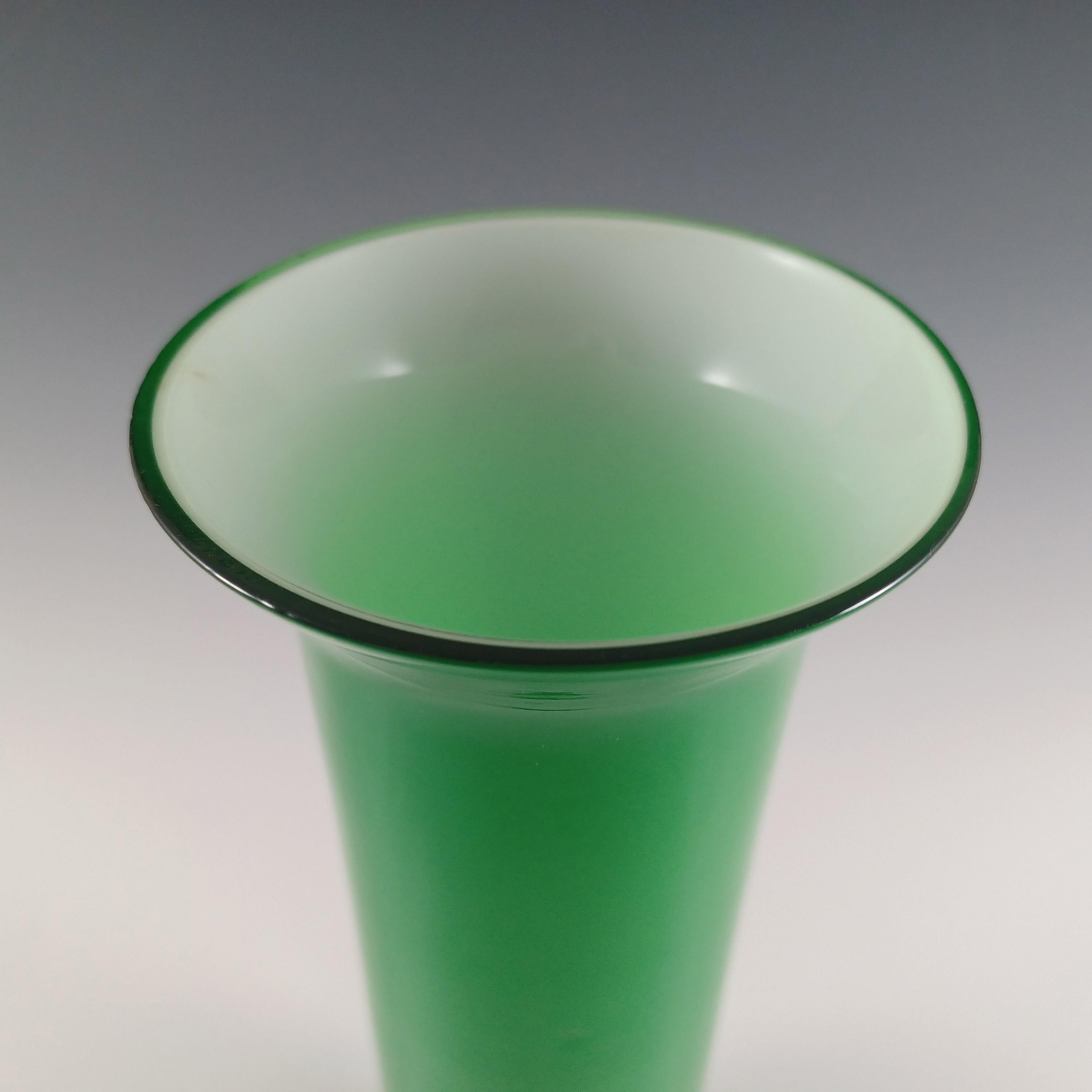 Empoli Jarrón de cristal retro opalino verde italiano vintage siglo XX en venta