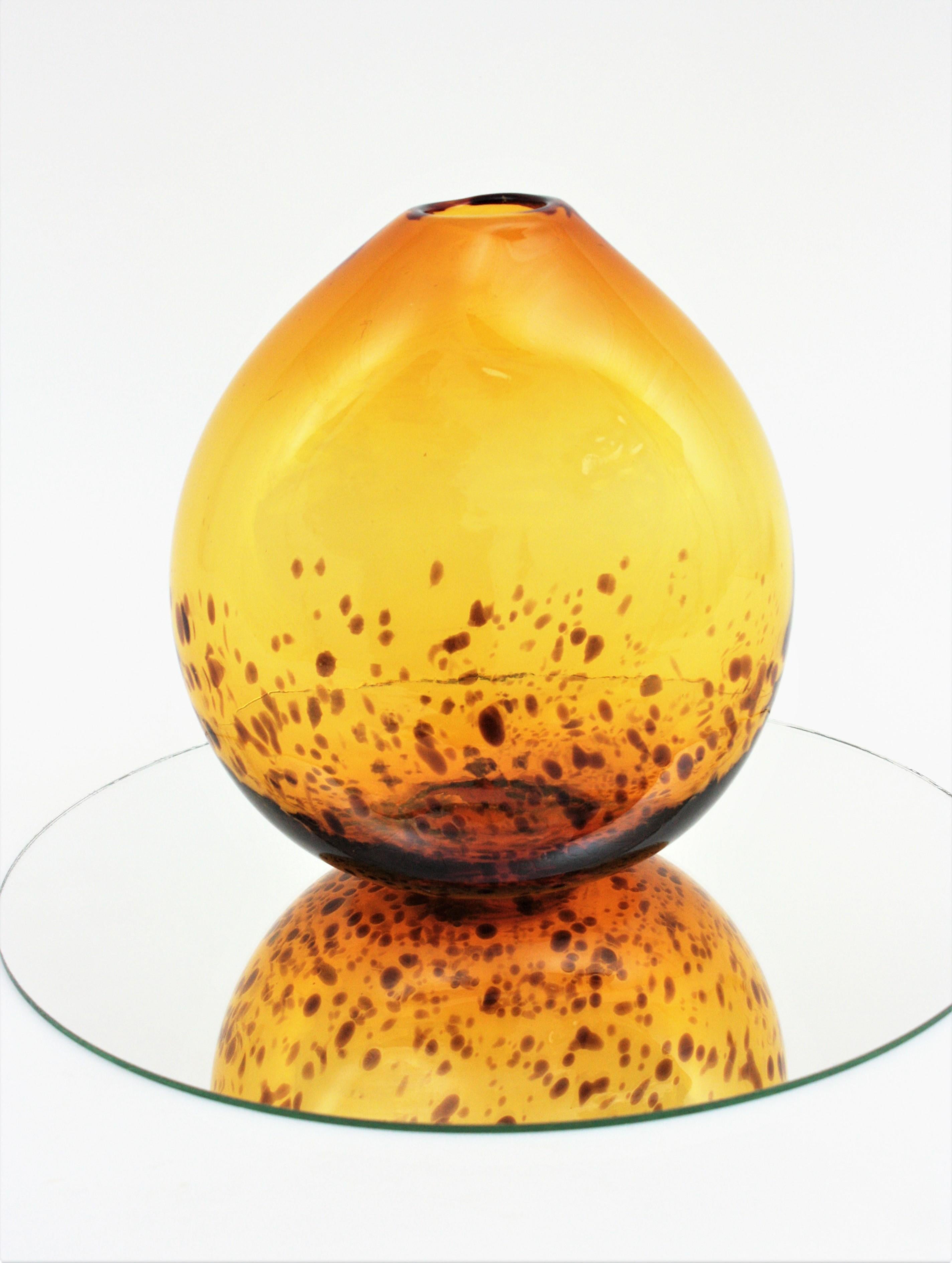 Auffällige eiförmige Kunstglasvase 'Tartaruga' aus der Mitte des Jahrhunderts. Hergestellt von Empoli, Italien, 1960er Jahre.
Diese mundgeblasene Empoli-Glasvase hat ein schönes Design mit eiförmiger Form, leuchtender Farbe und Schildpattmuster.
