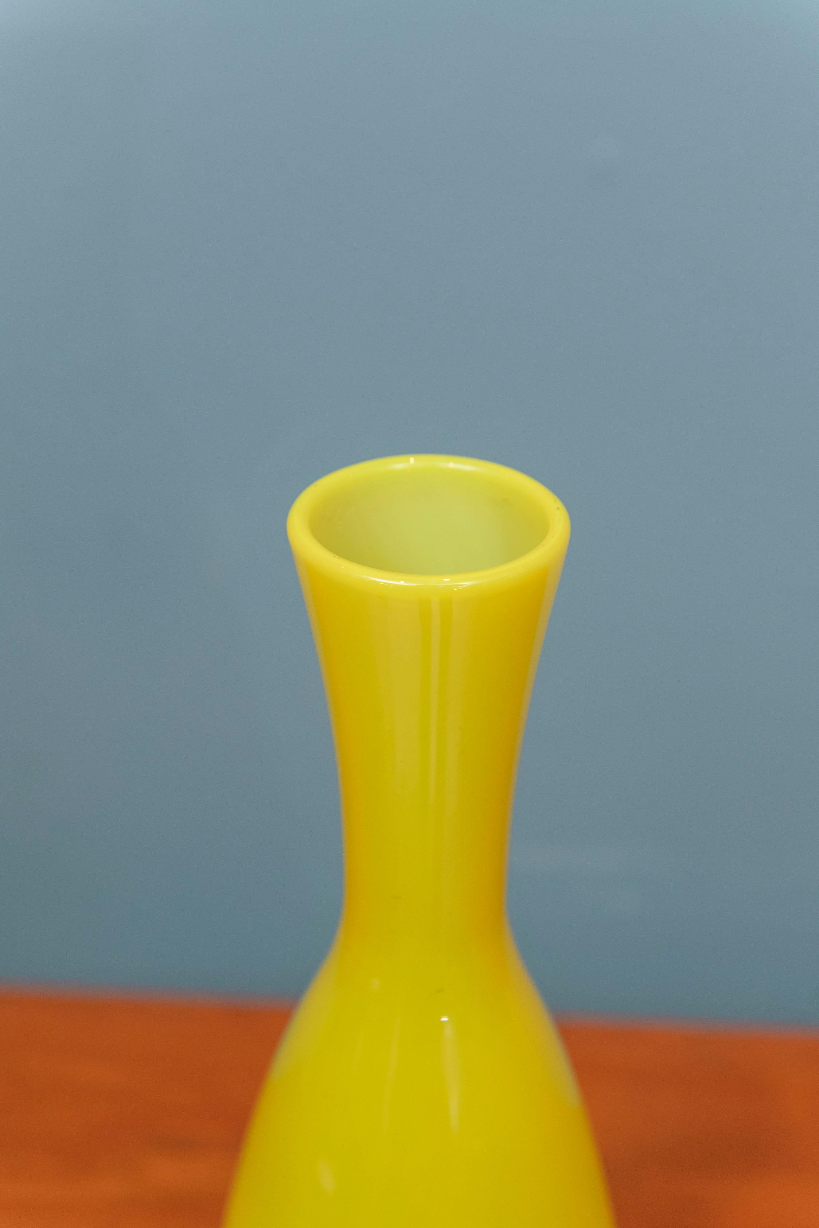 Empoli Yellow Glass Decanter In Good Condition For Sale In San Francisco, CA