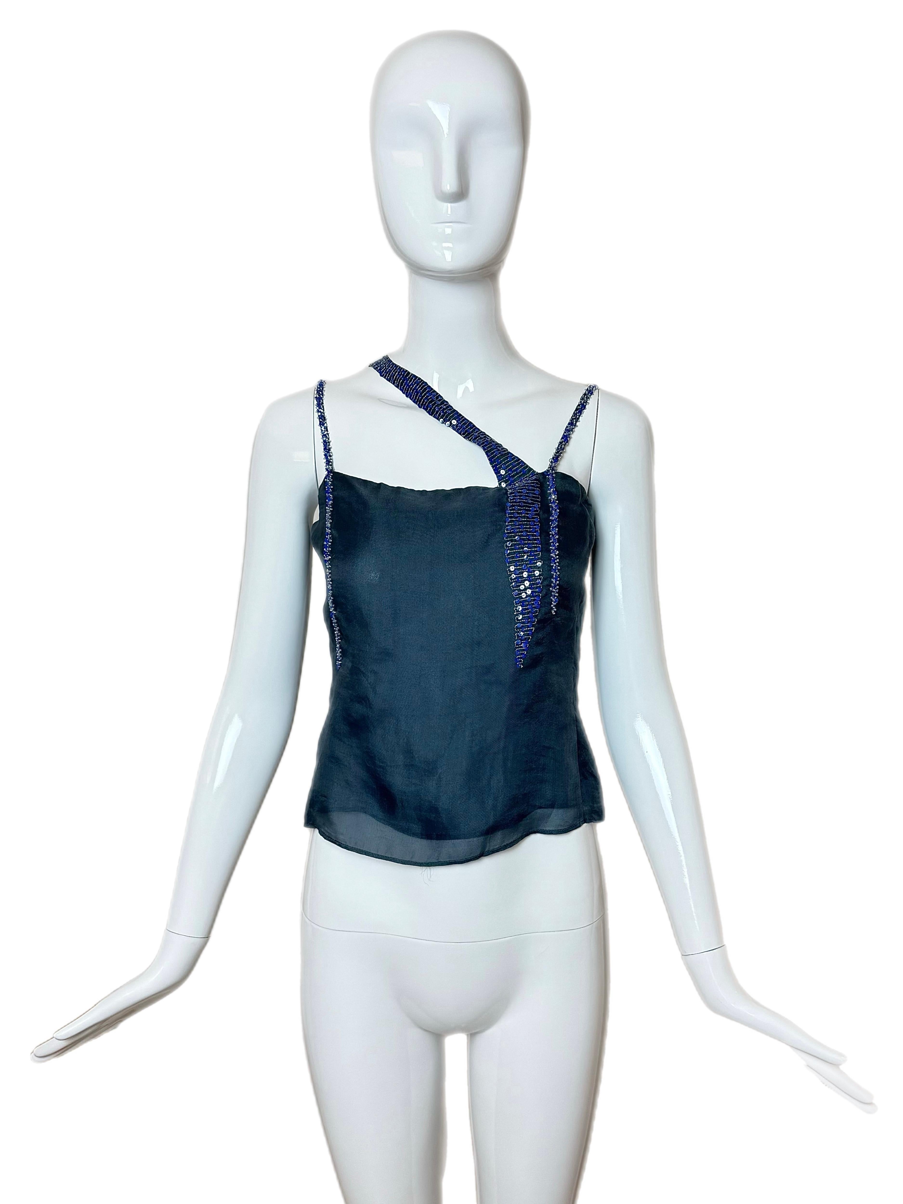 EMPORIO ARMANI
Vintage
Modèles similaires vus sur les podiums
SS99
Bleu marine ardoise avec perles et paillettes ton sur ton
Agrafes croisées asymétriques
100% soie
Sensation de vaporeux (très léger et aérien)
Taille IT38
Excellent état vintage,