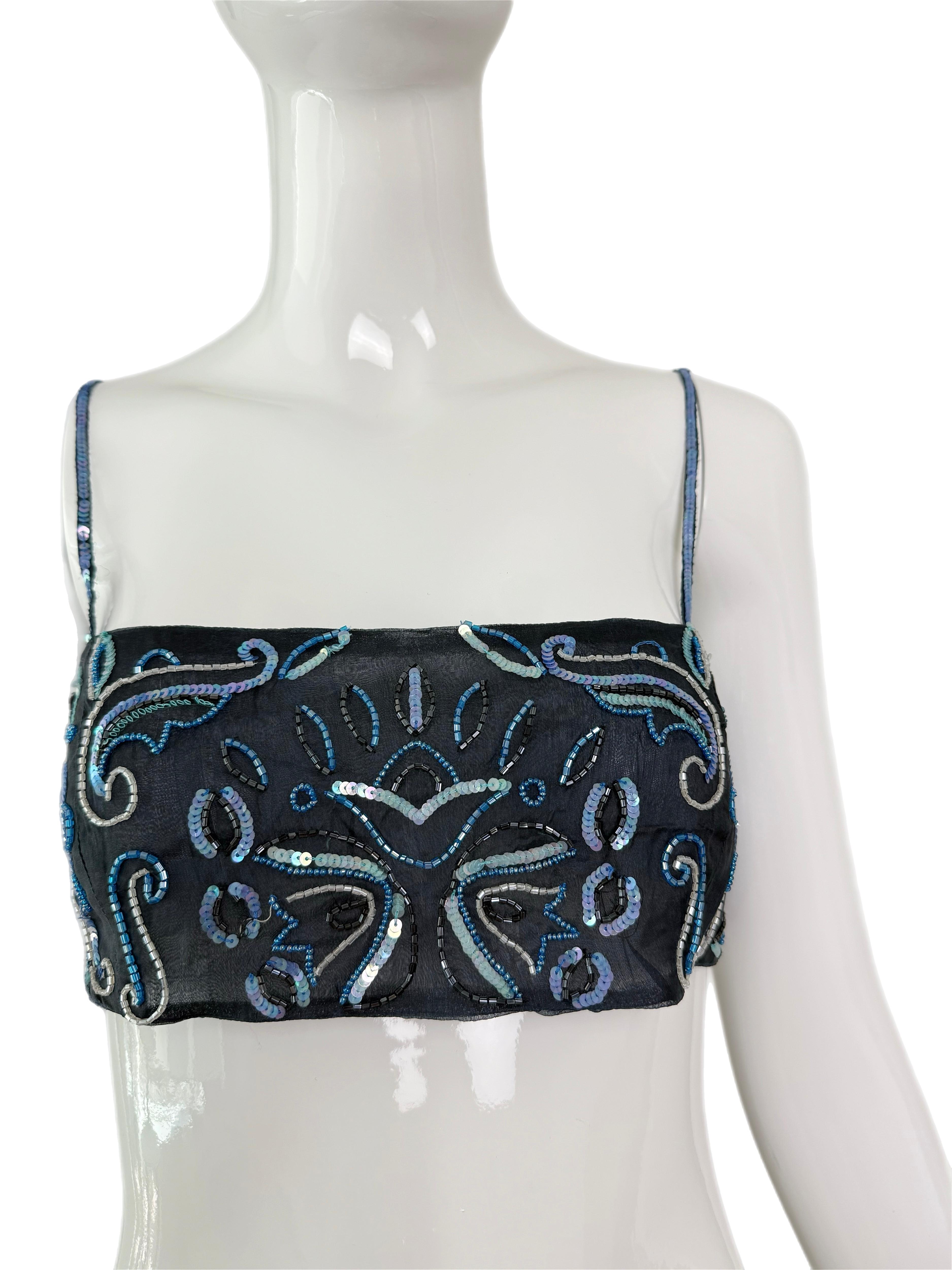 Emporio Armani
Vintage By
Startbahn
SS01
Marineblau mit hellblauen, schwarzen und silbernen Perlen und Pailletten
100% Seide
Hat ein hauchzartes, durchsichtiges Gefühl (sehr leicht und luftig)
Größe IT40 - passt wie ein XS mit Brüsten, Small