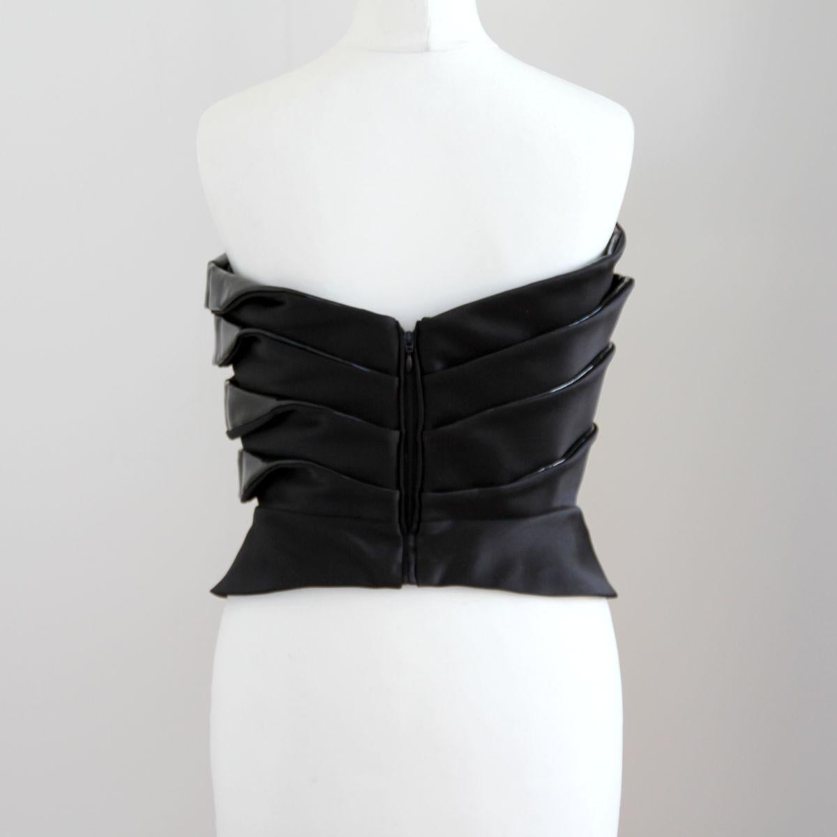 EMPORIO ARMANI

2010. Elegant black top / bustier with patent inserts from Emporio Armani.

The top is in very good condition (see photos).
