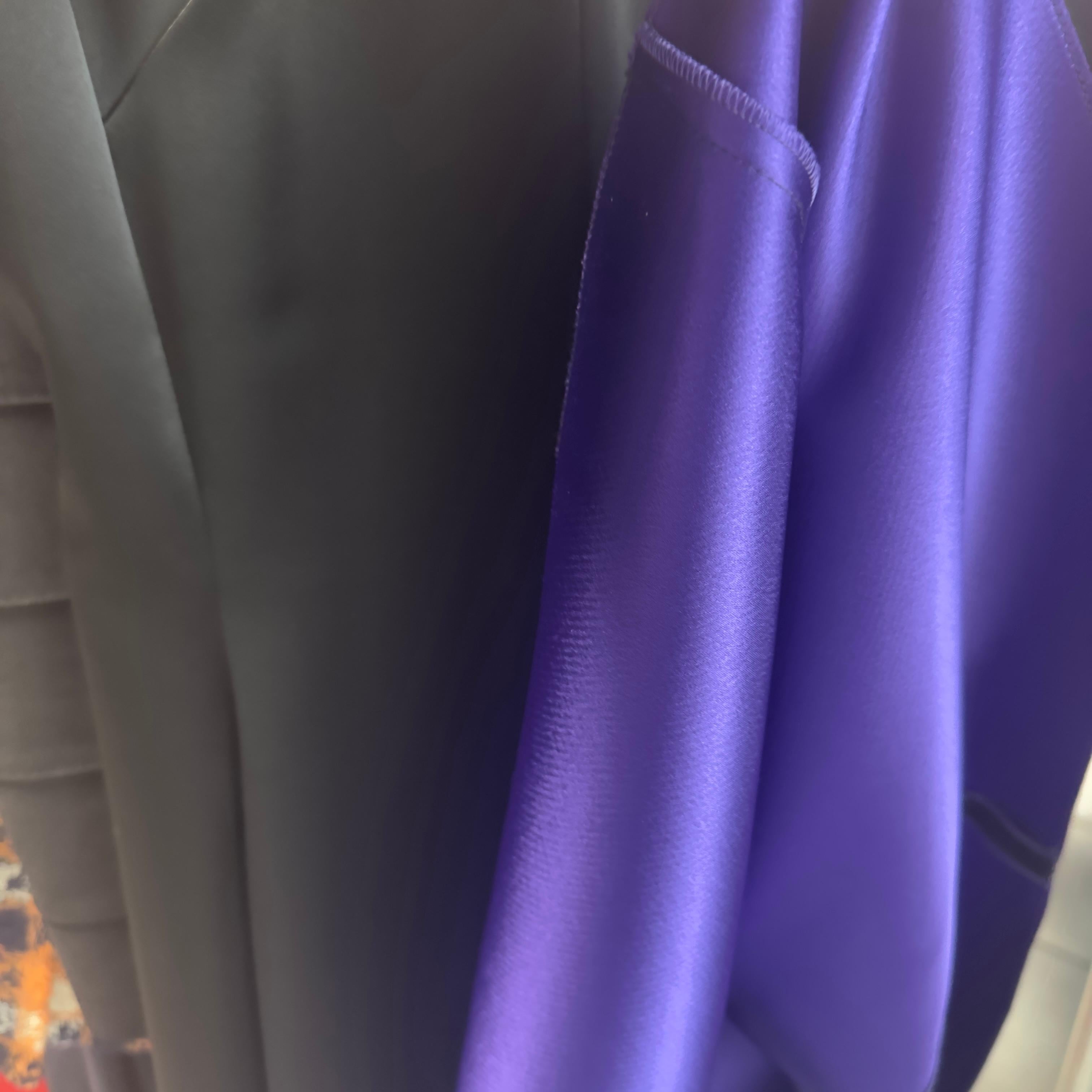Emporio Armani - Schwarzes ärmelloses Kleid mit Rückenschleife und lila Futter im Angebot 5