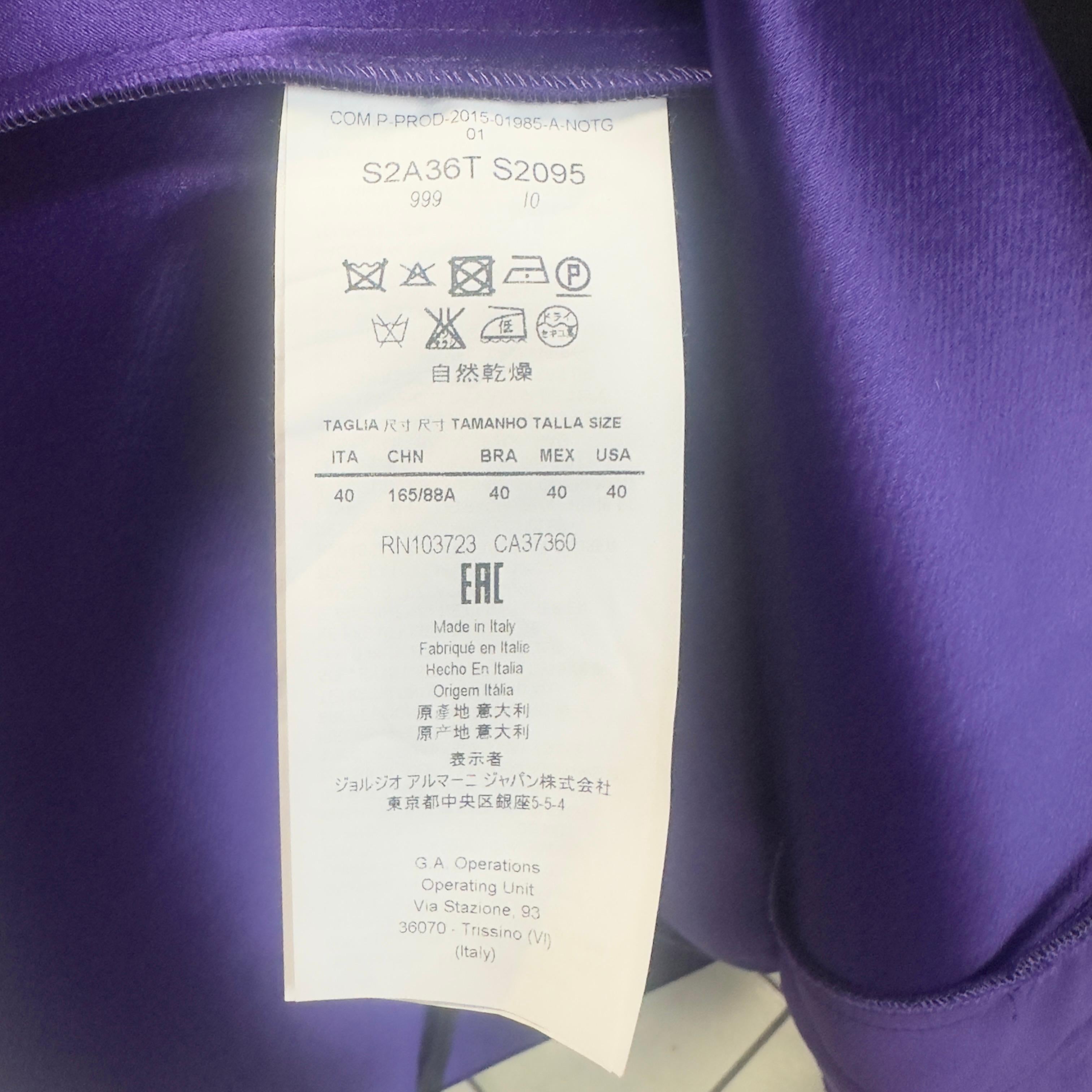 Emporio Armani - Schwarzes ärmelloses Kleid mit Rückenschleife und lila Futter im Angebot 6