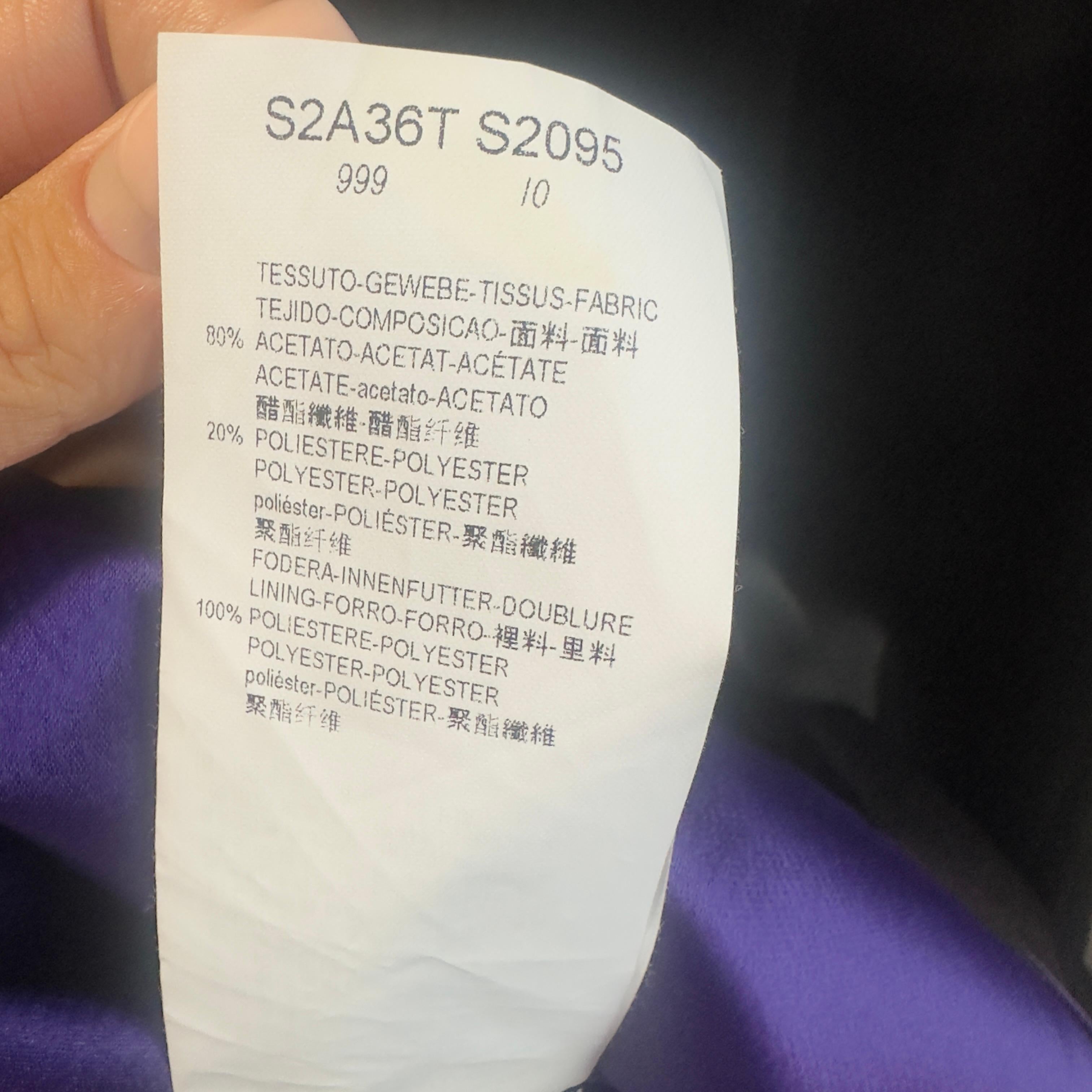 Emporio Armani - Schwarzes ärmelloses Kleid mit Rückenschleife und lila Futter im Angebot 7