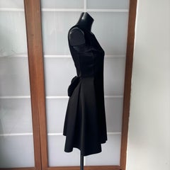 Emporio Armani - Vestido negro sin mangas con lazo en la espalda y forro morado