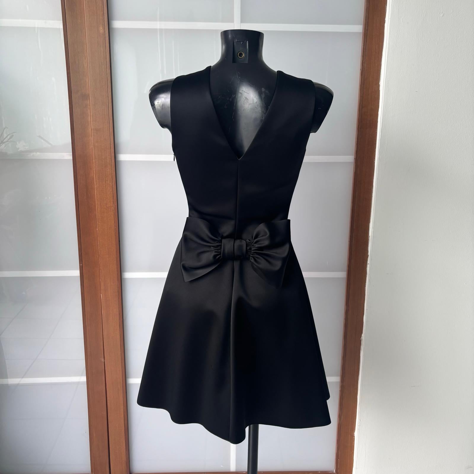 Emporio Armani - Schwarzes ärmelloses Kleid mit Rückenschleife und lila Futter (Black) im Angebot