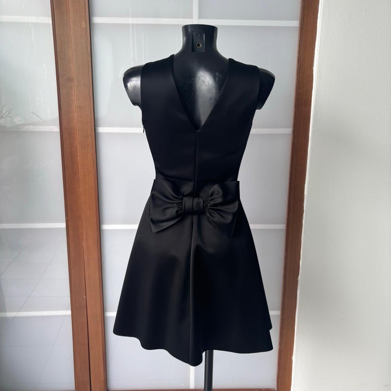 Emporio Armani - Black sleeveless dress with back bow and purple lining For Sale at 1stDibs Emporio Armani - Black sleeveless dress with back bow and purple lining For Sale at 1stDibs