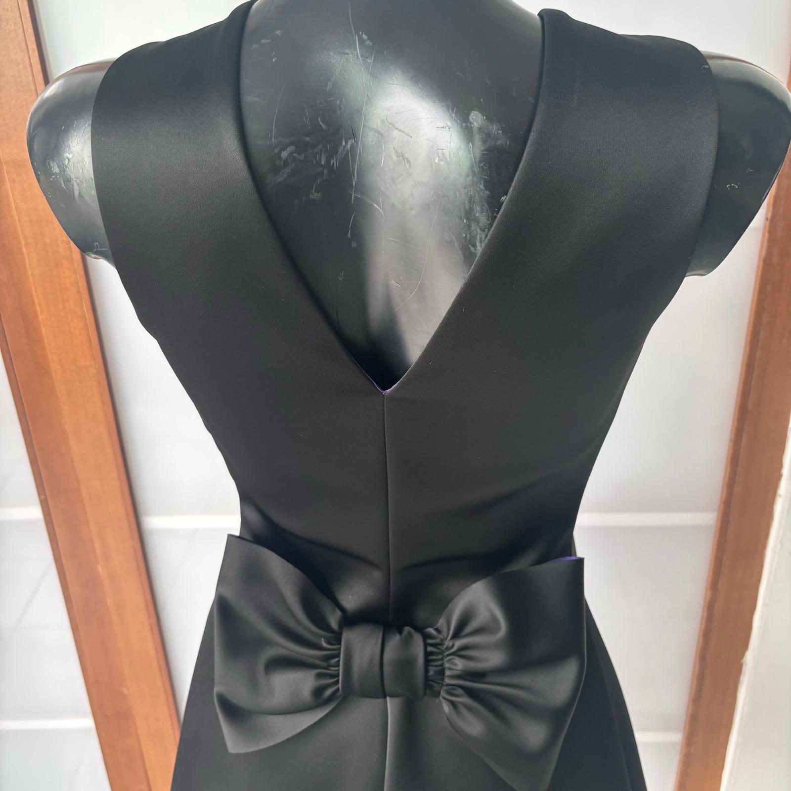 Emporio Armani - Schwarzes ärmelloses Kleid mit Rückenschleife und lila Futter im Zustand „Hervorragend“ im Angebot in Basaluzzo, IT
