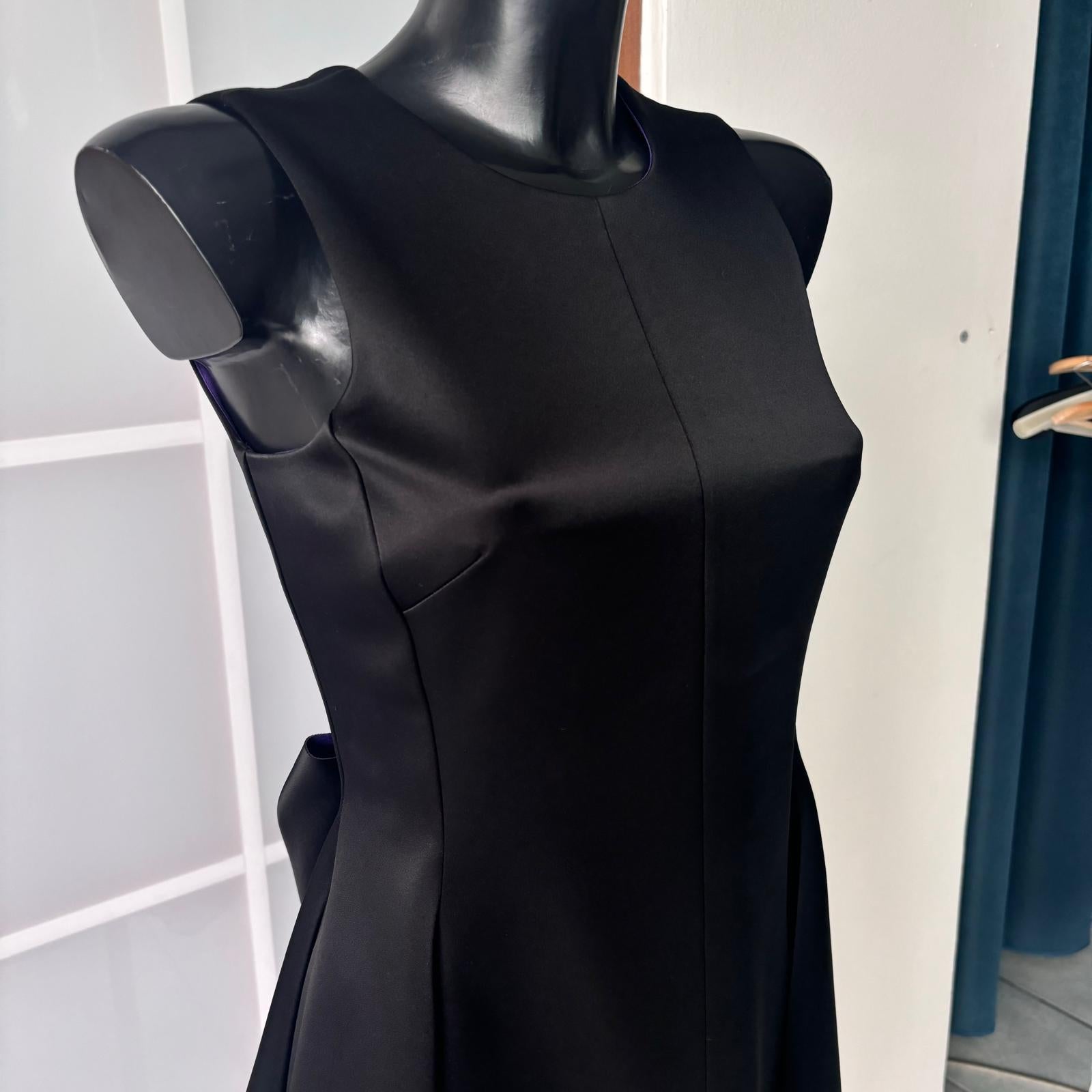 Emporio Armani - Schwarzes ärmelloses Kleid mit Rückenschleife und lila Futter Damen im Angebot