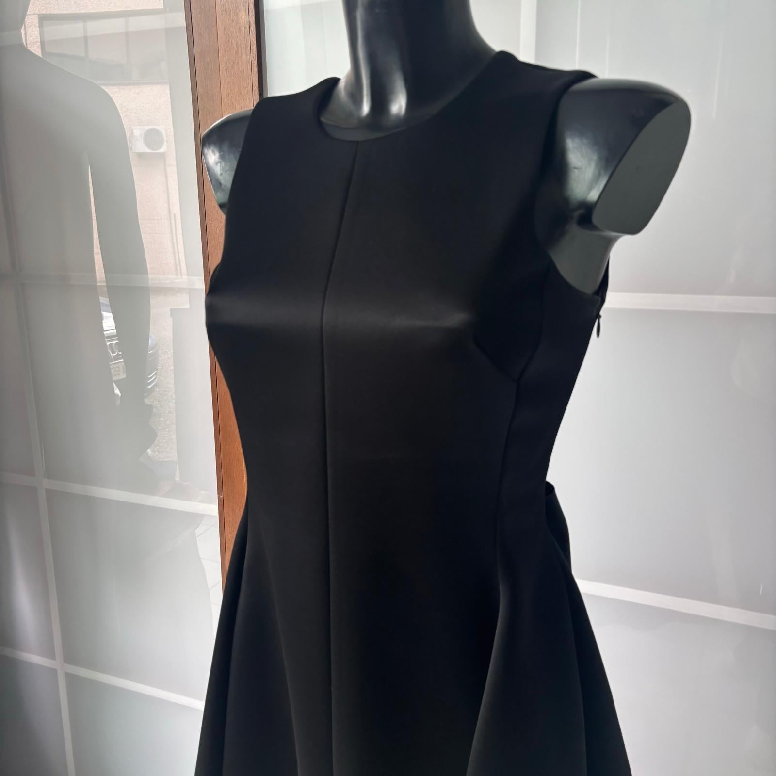 Emporio Armani - Schwarzes ärmelloses Kleid mit Rückenschleife und lila Futter im Angebot 1