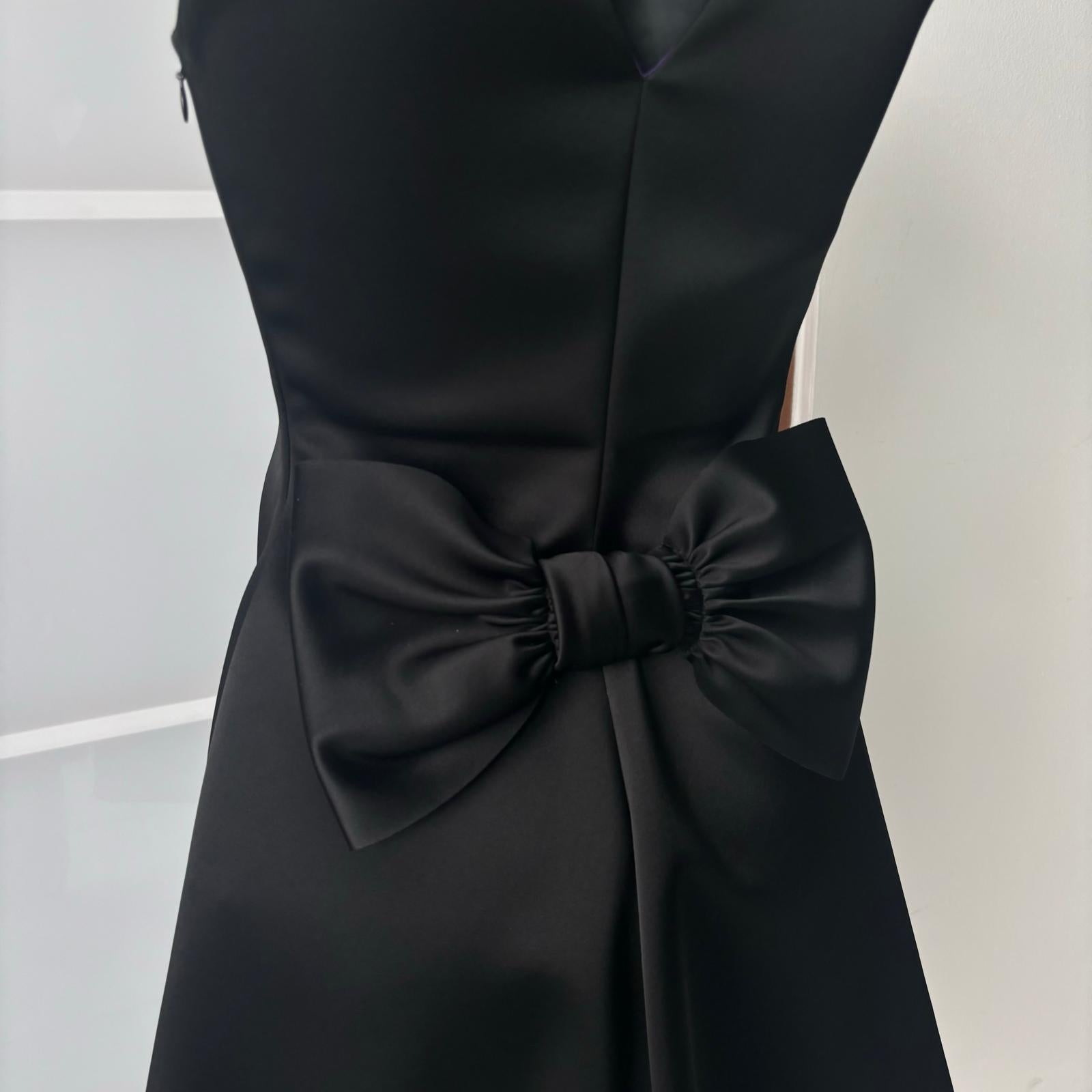 Emporio Armani - Schwarzes ärmelloses Kleid mit Rückenschleife und lila Futter im Angebot 2