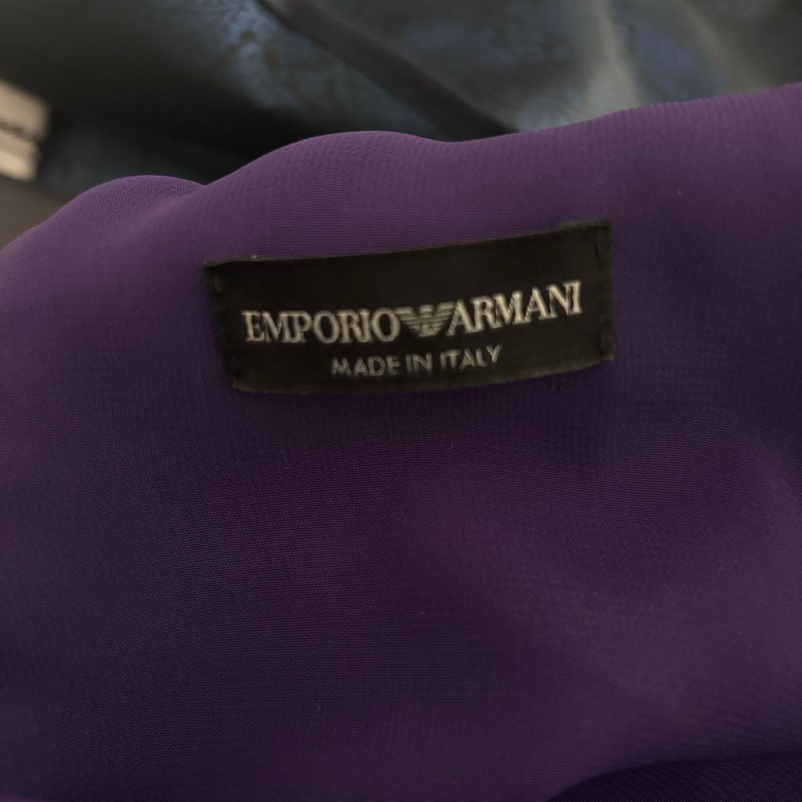 Emporio Armani - Schwarzes ärmelloses Kleid mit Rückenschleife und lila Futter im Angebot 3