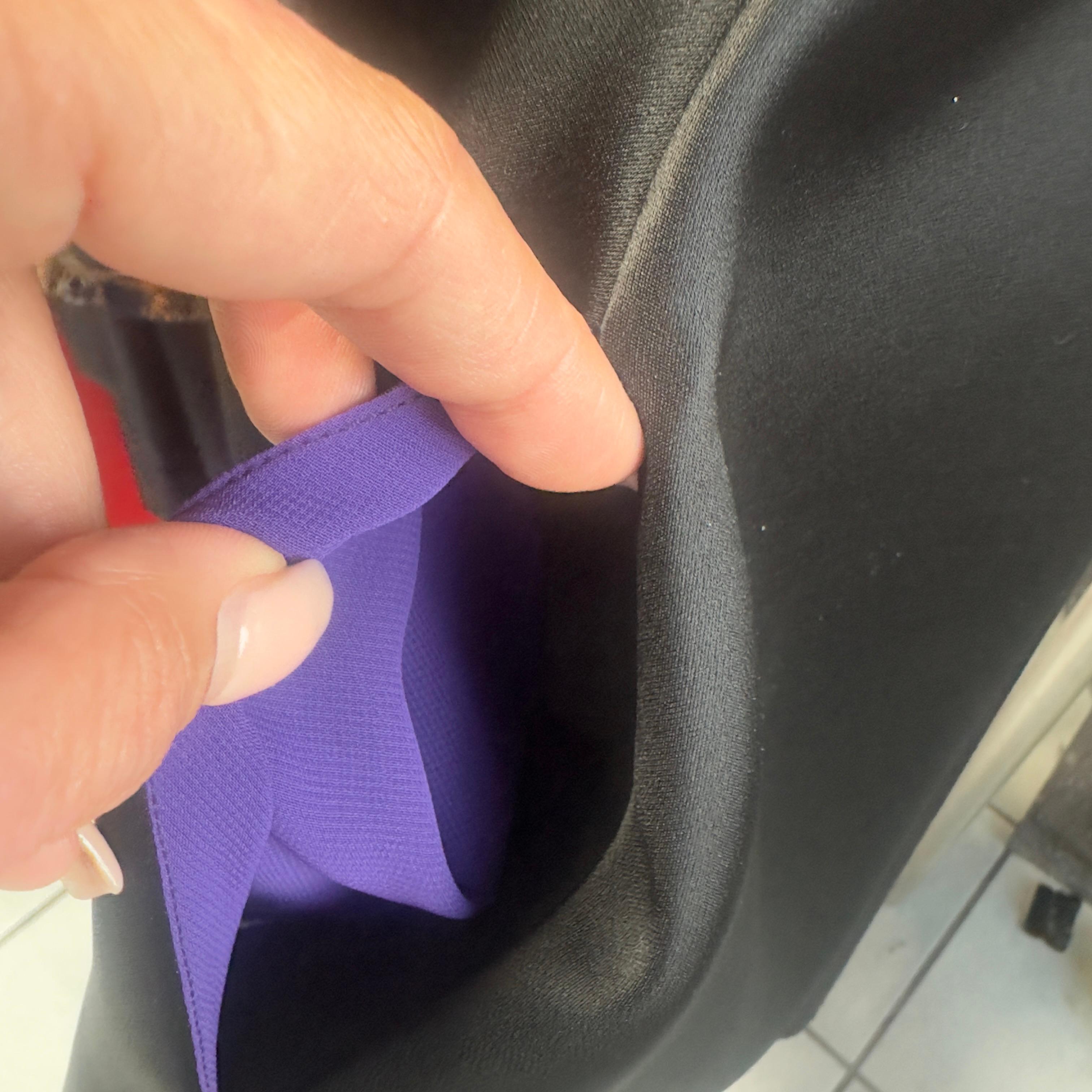 Emporio Armani - Schwarzes ärmelloses Kleid mit Rückenschleife und lila Futter im Angebot 4