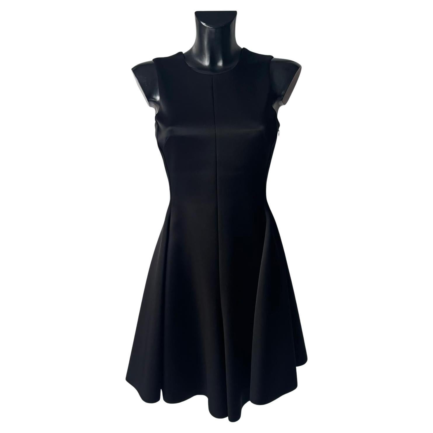 Emporio Armani - Schwarzes ärmelloses Kleid mit Rückenschleife und lila Futter im Angebot