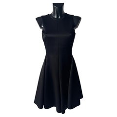 Emporio Armani - Schwarzes ärmelloses Kleid mit Rückenschleife und lila Futter