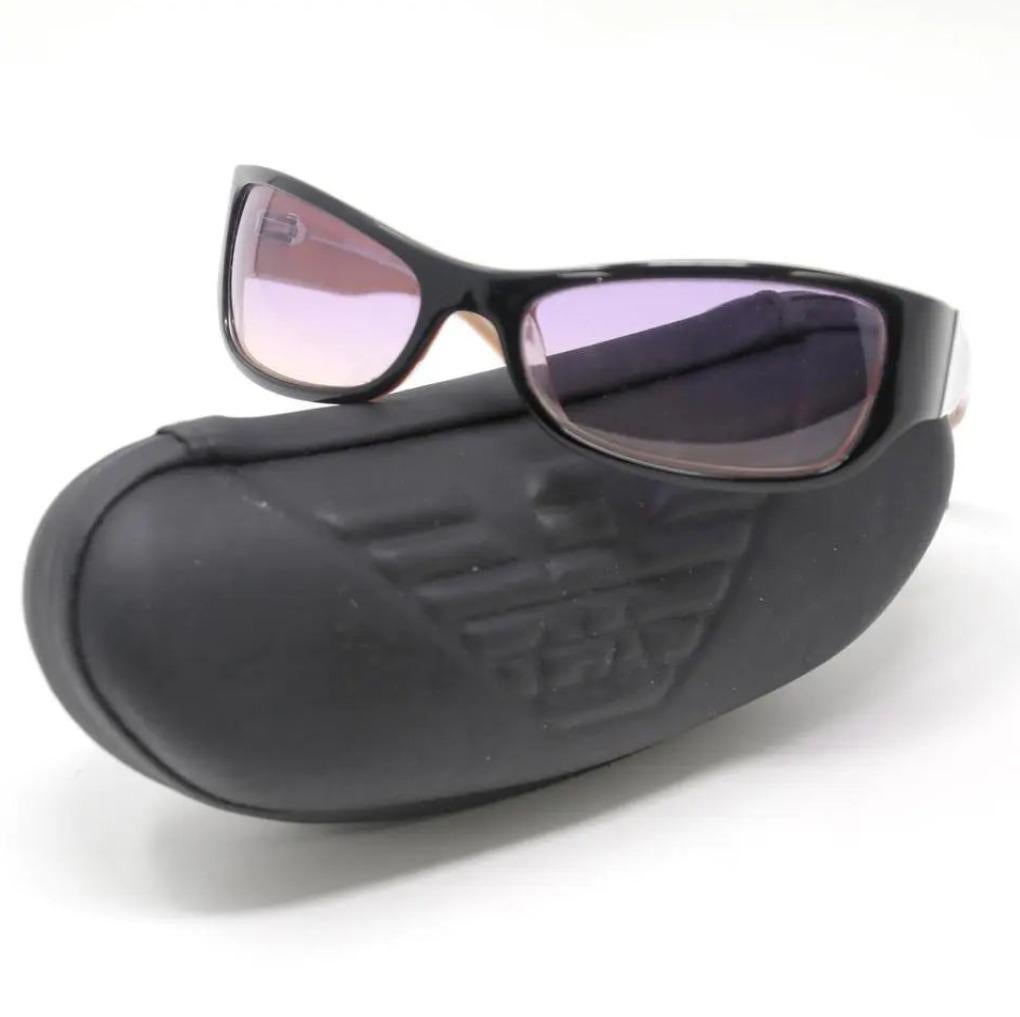 Emporio Armani Acetate Frame Purple Gradient Tint Sport Sunglasses

Sehen Sie besser aus als je zuvor mit dieser modischen Sonnenbrille von Emporio Armani! Die Gläser bieten 100%igen UV-Schutz und bewahren gleichzeitig den Sinn für Stil. Diese