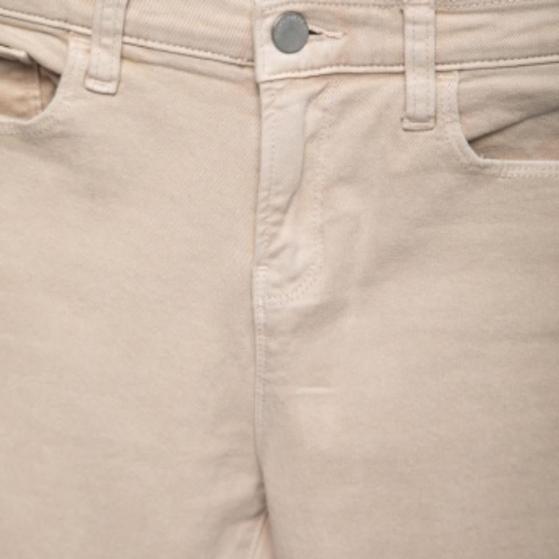 Estos vaqueros para mujer de EMPORIO ARMANI son imprescindibles en tu armario. Estos vaqueros pitillo beige se pueden poner o quitar para conseguir looks informales y cómodos o elegantes y a la moda.