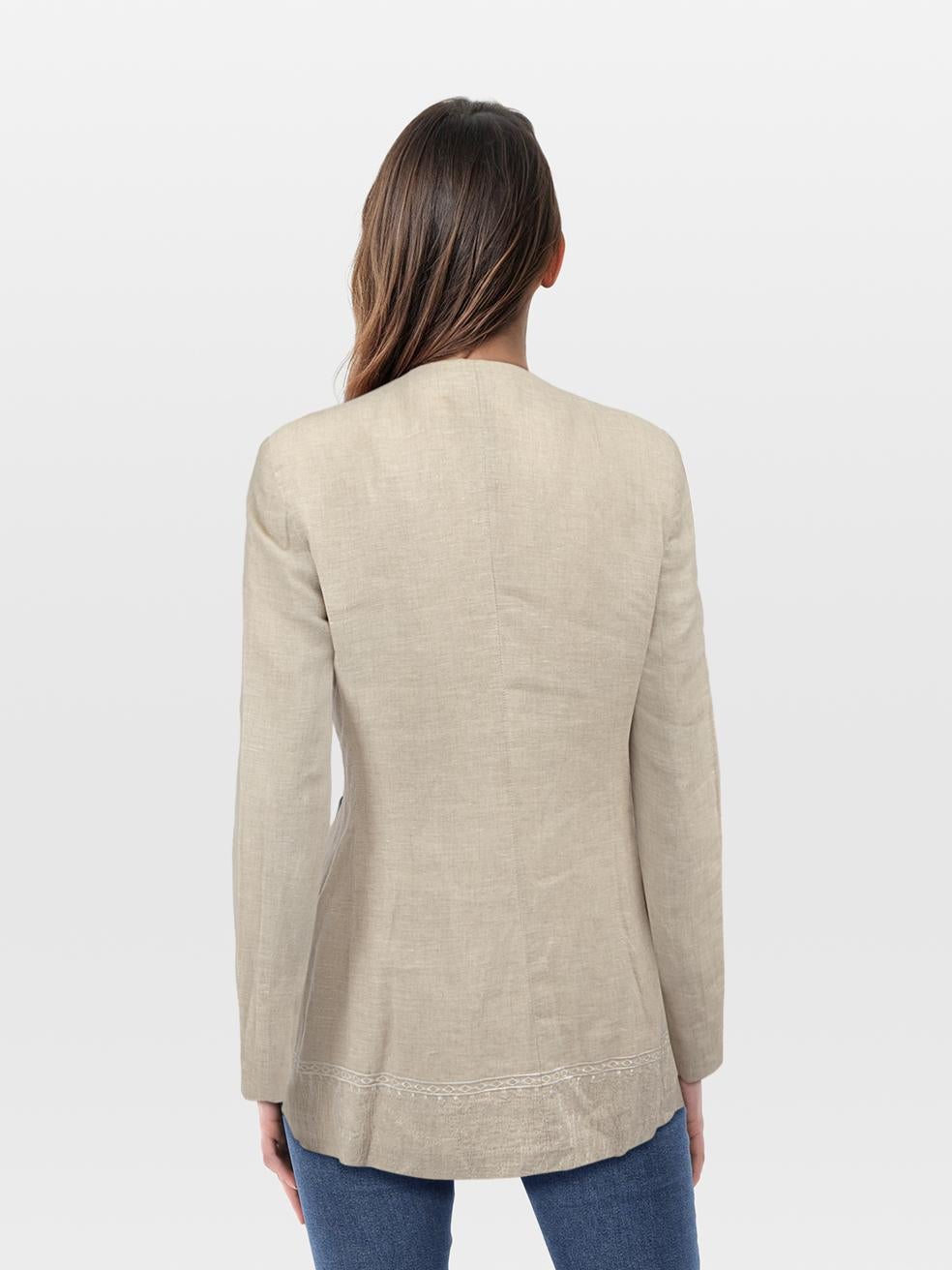 El ESTADO es Muy bueno. La sobrecubierta presenta un desgaste mínimo. Desgaste mínimo en la parte posterior del escote de esta prenda de segunda mano del diseñador Emporio Armani. Ten en cuenta que falta la etiqueta de la talla.
 

 

 

 Detalles
