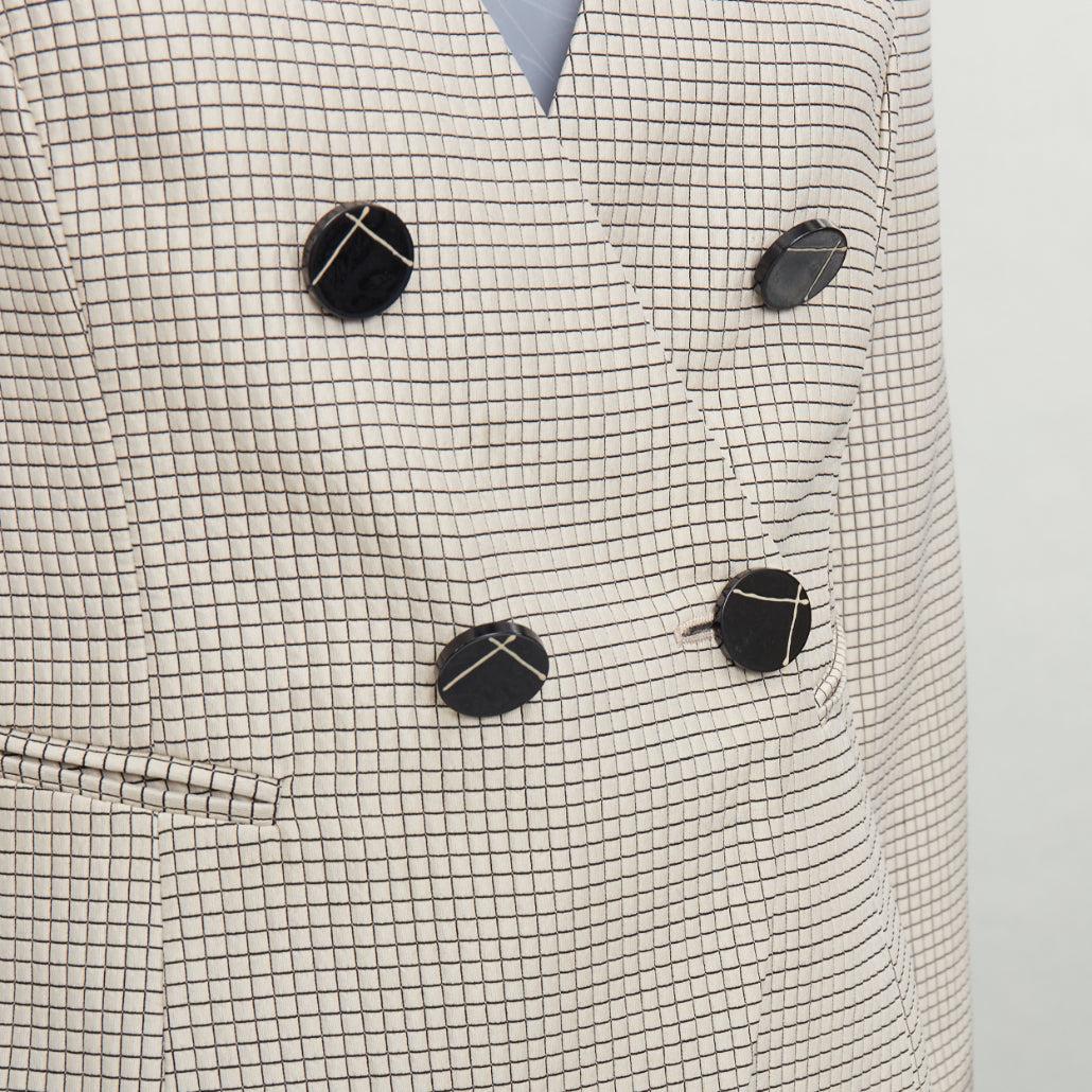 EMPORIO ARMANI beige blazer doppiopetto trapuntato con cuciture a griglia IT44 L.
Riferimento: CNLE/A00371
Marchio: EMPORIO ARMANI
Materiale: Poliestere, misto
Colore: Beige, Nero
Modello: A scacchi
Chiusura: bottone
Fodera: Tessuto beige
Dettagli