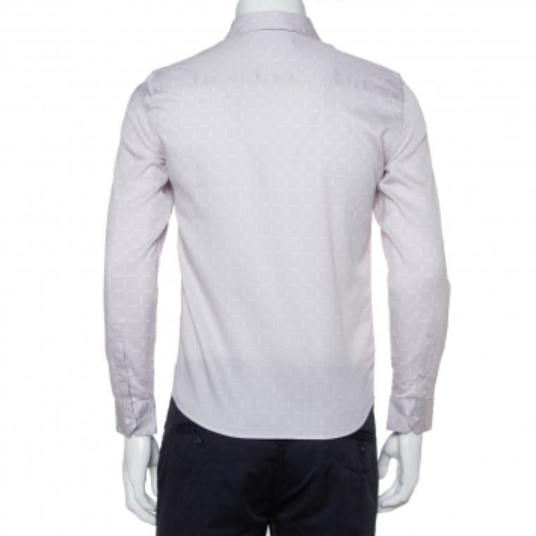 Covered in prints, this Emporio Armani beige shirt for men is a creation that offers both style and comfort. It is tailored using cotton and secured with a zipper at the front.