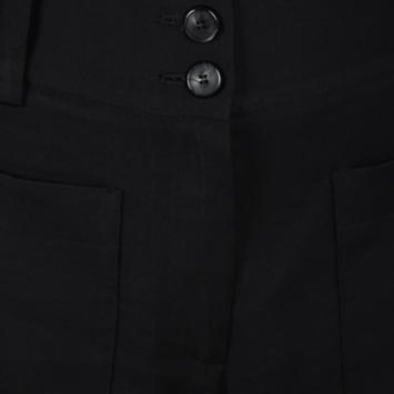 Questi pantaloni di Emporio Armani sono ricchi di stile e comfort. Realizzato con materiali di qualità, sfoggia una tonalità nera con passanti per la cintura e dettagli di fibbie sul fondo. Sarà favoloso con un semplice top e tacchi alti.