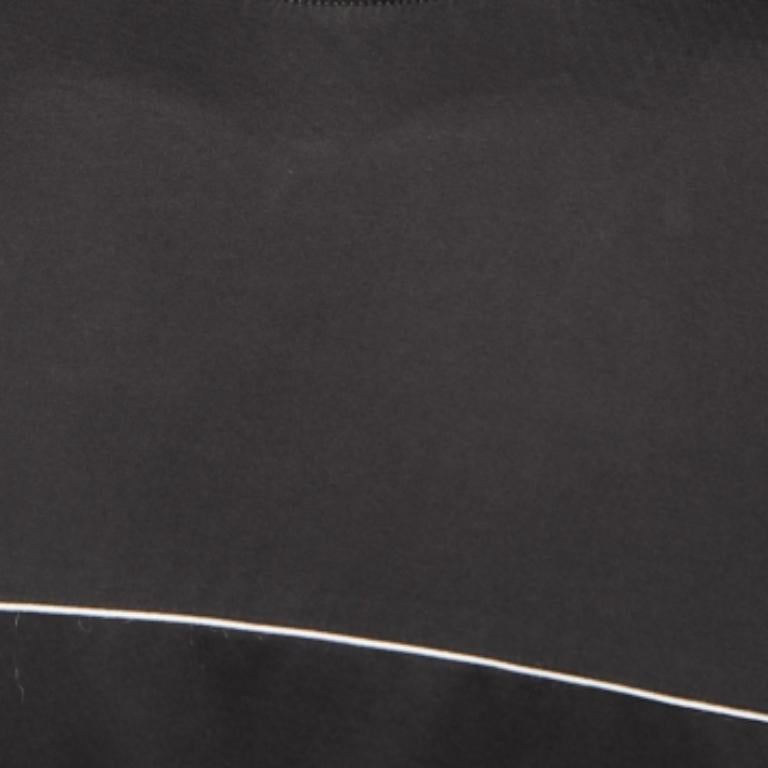 Che tu voglia uscire con gli amici o semplicemente rilassarti, questa t-shirt è un capo versatile che può essere abbinato in molti modi. È stato realizzato con un tessuto pregiato.