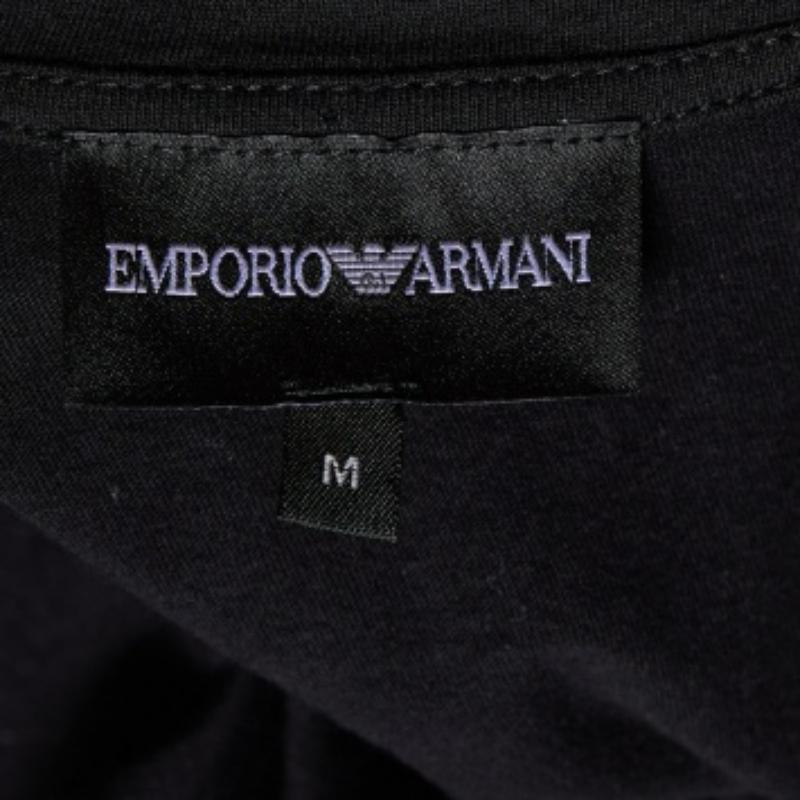 Una combinación perfecta de comodidad, lujo y estilo, ¡esta camiseta de diseño es una pieza imprescindible! Fabricada con materiales de calidad, esta creación puede combinarse con pantalones vaqueros y zapatillas deportivas para un look fresco.