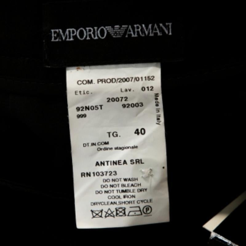 Kombinieren Sie diesen Rock von Emporio Armani mit Ihrem Lieblingsoberteil und gehen Sie in einem schicken und eleganten Look aus. Eine exzellente Verschmelzung von Glanz und Stil ist dieser hochwertige schwarze Rock aus Crêpe, der mit einer