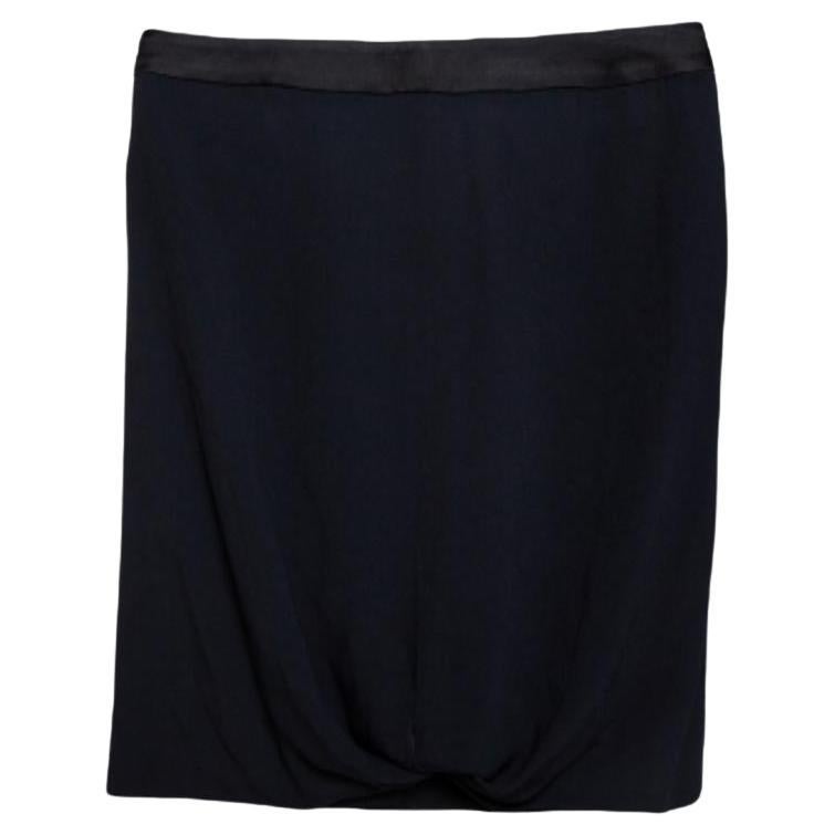 Emporio Armani Schwarzer Minirock aus Krepp mit drapiertem Knotendetail S im Angebot