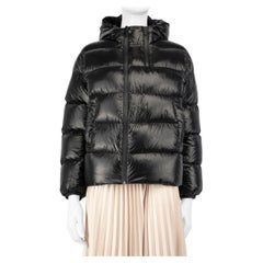 Emporio Armani Schwarze gesteppte Pufferjacke mit Kapuze und Kapuze Größe S