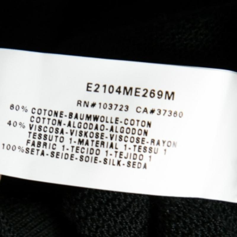 Votre style sera séduisant et admirable lorsque vous porterez ce joli haut de la maison Emporio Armani ! Il est cousu en maille noire et présente des manches bouffantes colorées. Ce haut sera certainement votre choix préféré !