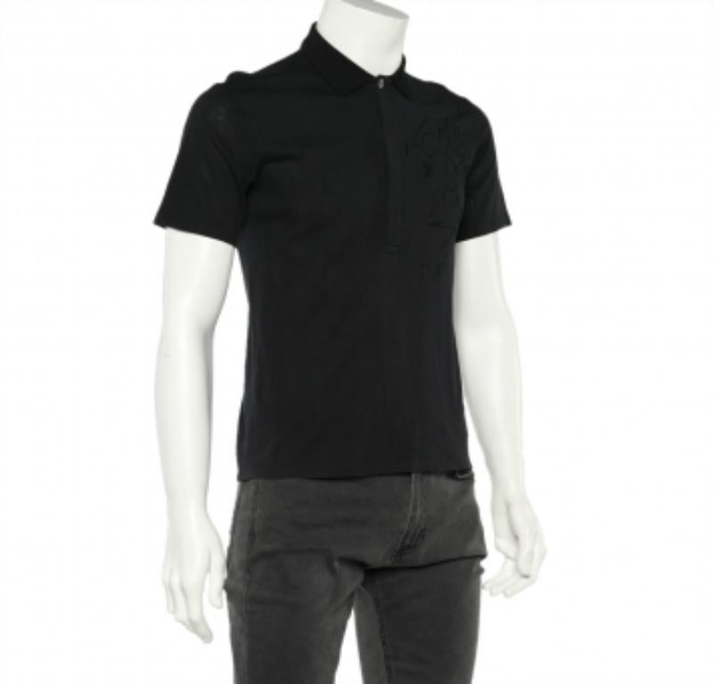 Die Poloshirts von Emporio Armani waren schon immer ein Klassiker für Männer. Dieses Modell ist aus schwarzem Baumwoll-Piqué geschneidert und mit dem Logo und einer geknöpften Knopfleiste verziert. Vervollständigen Sie Ihren Freizeitlook mit einer
