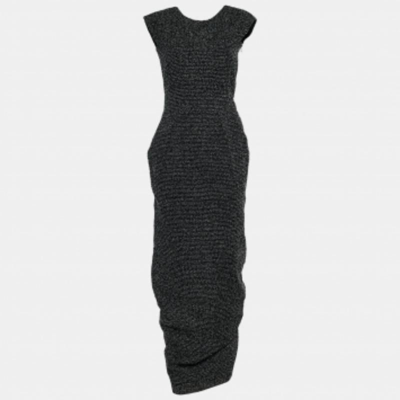 Cette robe de la maison Emporio Armani vous donne l'impression d'être prête à faire la fête et d'être éblouissante. Conçue dans une silhouette à longueur maximale, cette robe est taillée dans un tissu de laine et de crêpe à motifs noirs. Il est muni