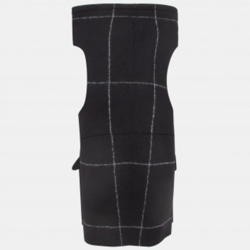 Ce gilet de Emporio Armani apporte une touche d'élégance à votre garde-robe. Il est bien taillé dans de la laine noire et  le gilet possède deux poches extérieures.