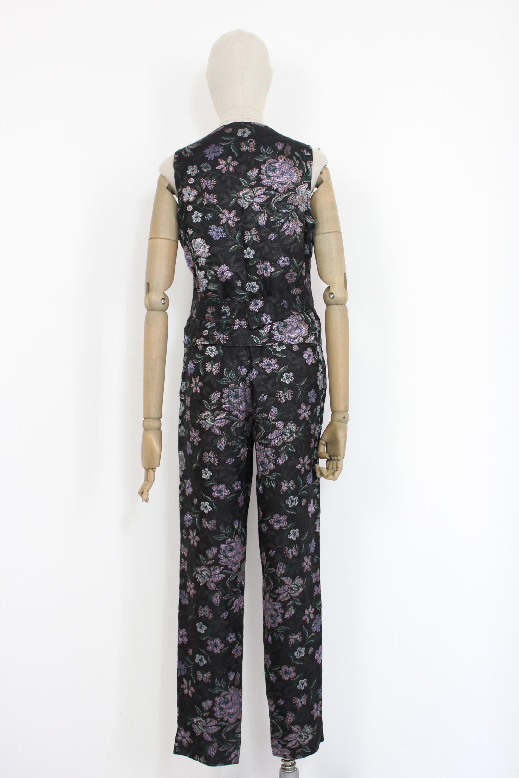 Emporio Armani 90s vintage women's suit pants. Vest and trousers, black with pink and green flowers, damask type fabric, 50% cotton 50% acetate. High waist trousers, narrow ankle model. Made in Italy. Excellent vintage conditions.



Size: 44 It 10