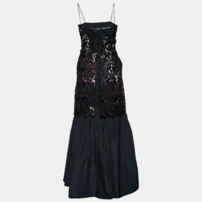 Emporio Armani sait comment vous rendre éblouissante avec cette robe longue. Rehaussé de détails superposés, ce maxi noir est cousu à l'aide de satin imprimé et de dentelle. Il est doté de fines bretelles, de deux poches et d'une fermeture à